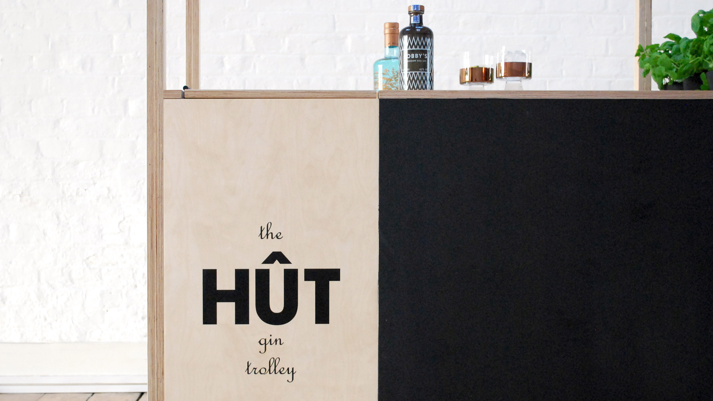 伦敦建筑公司创意打造移动杜松子酒推车办公家具-0