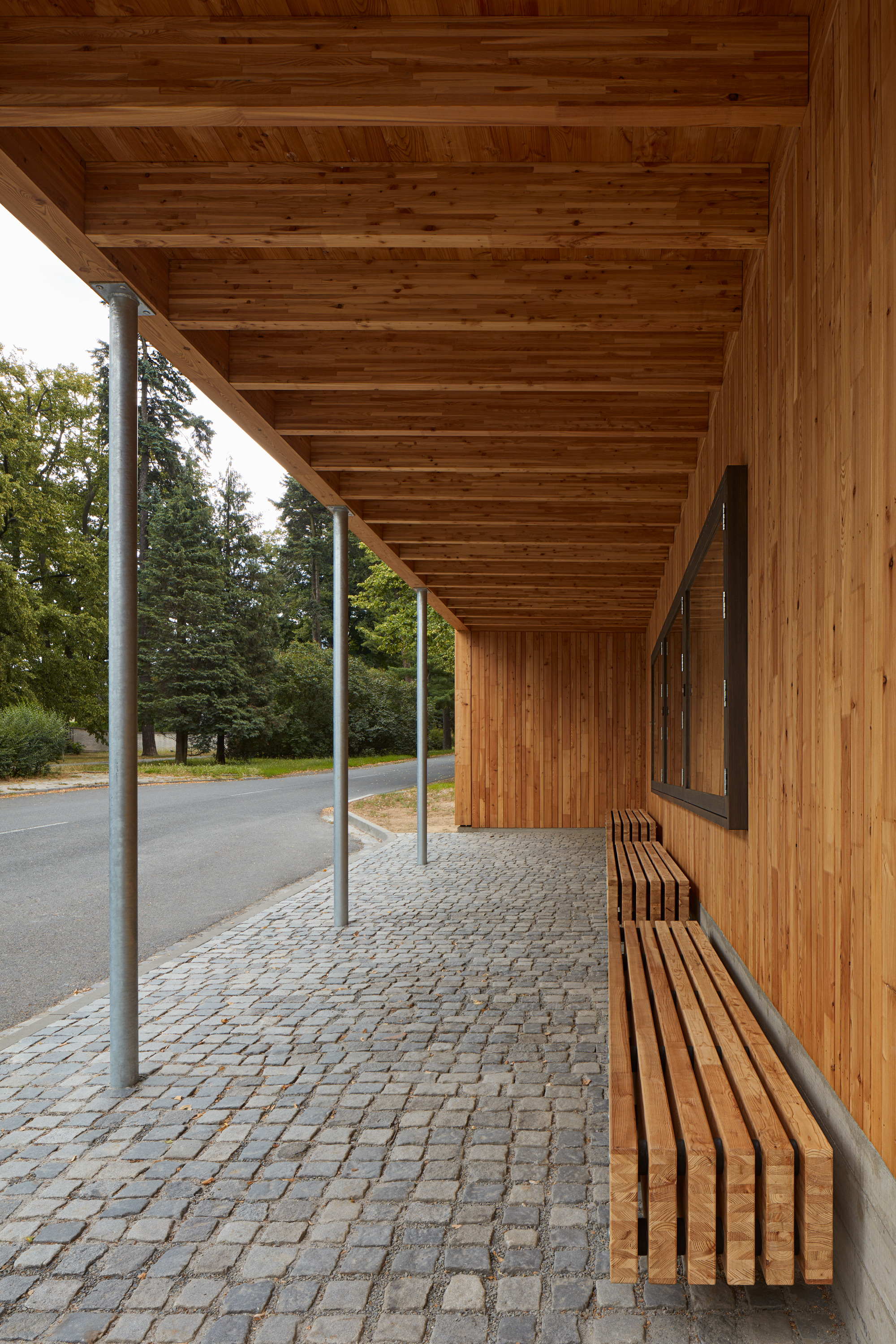 小城墓园边的多功能公交站-2