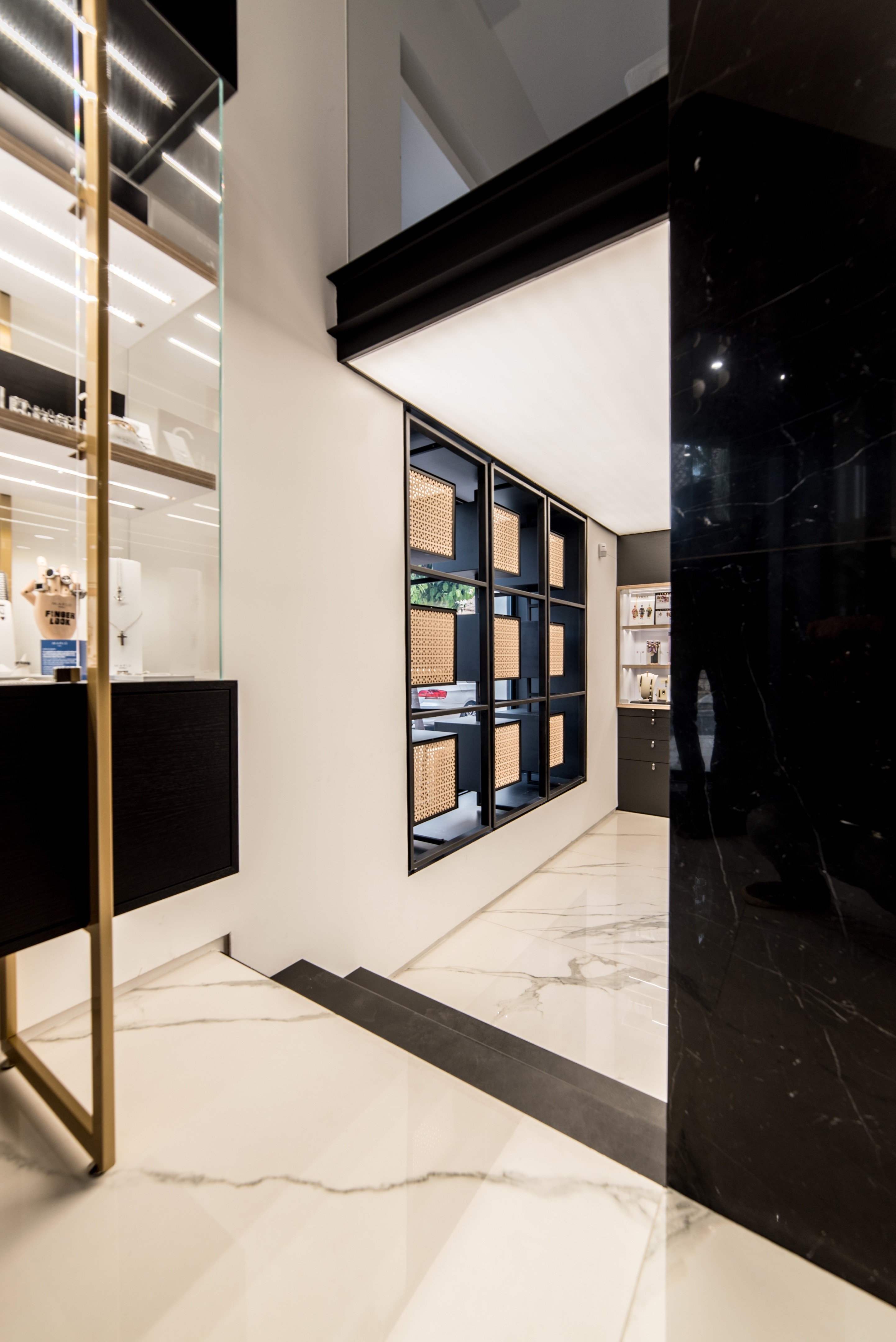 古韵新生 | Comiso 历史建筑中的珠宝店设计-5