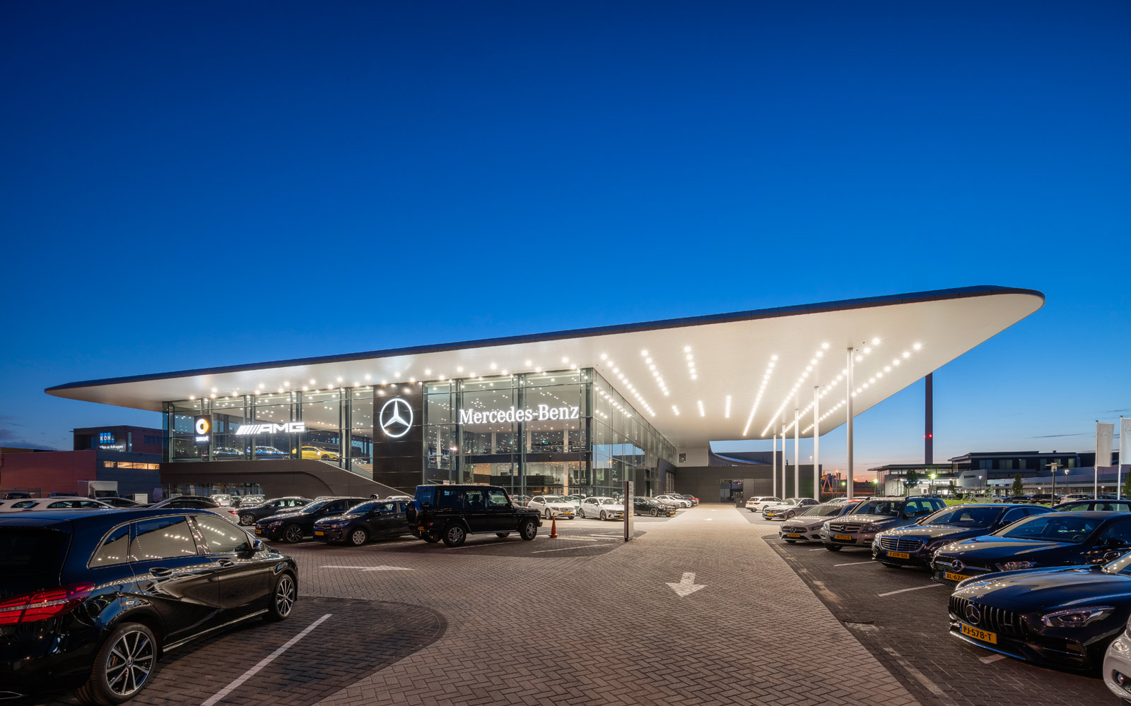 荷兰奔驰旗舰店，现代与奢华的完美融合-4