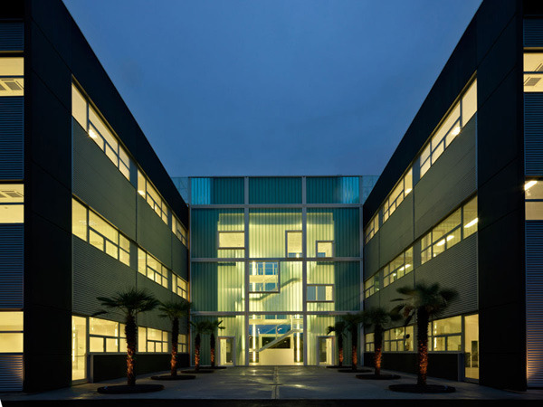 2004 年完成的雷诺卡车意大利总部室内设计-0