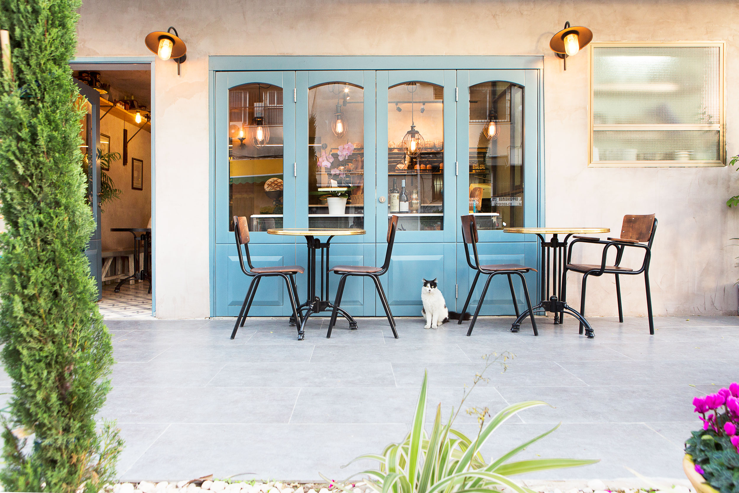 金属木质元素打造的现代烘焙咖啡厅-5