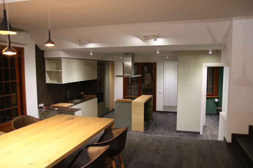 意式乡村风格别墅翻新，打造温馨亲子空间-1