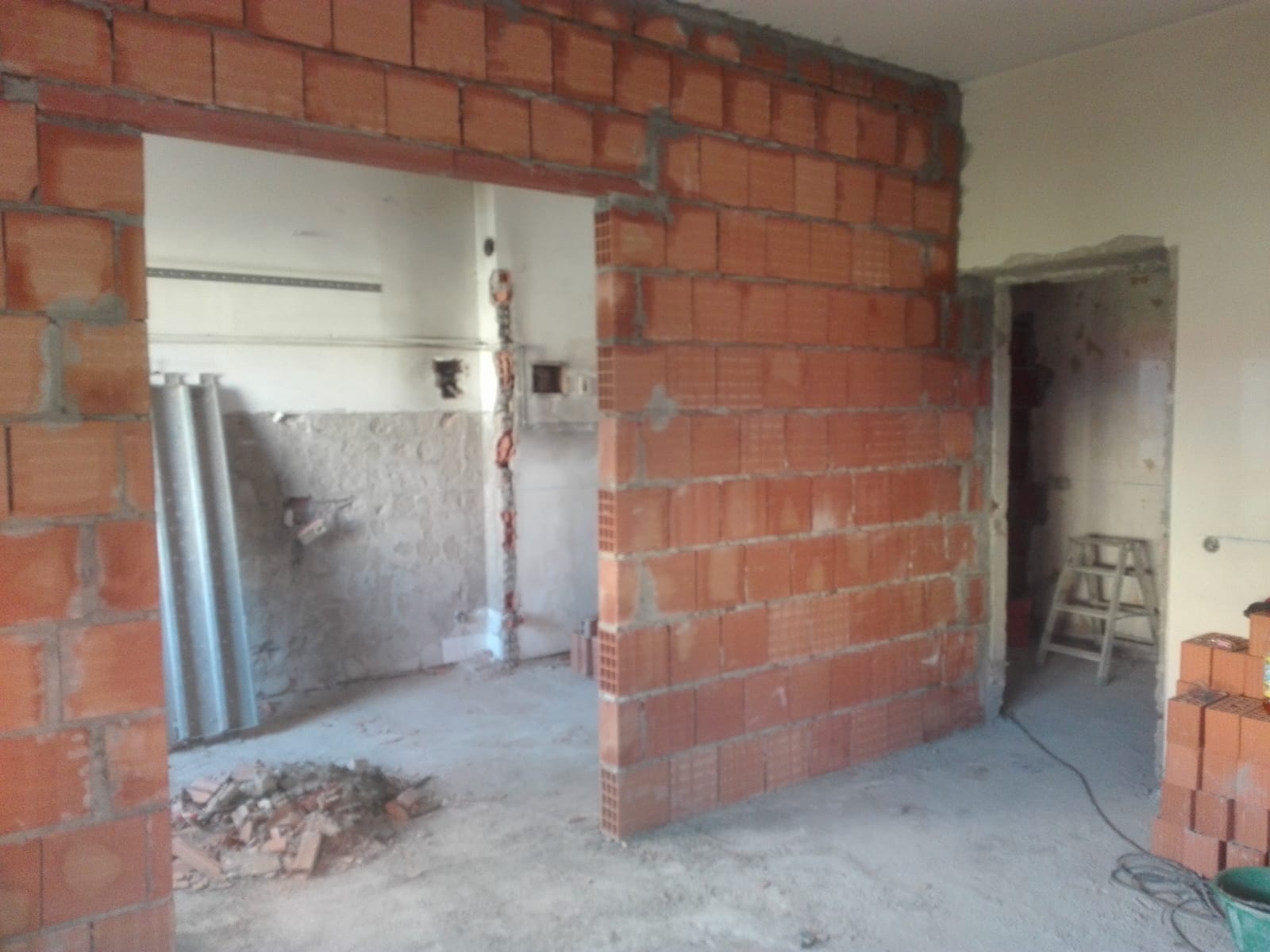 独特的色彩搭配与环保材料打造的意大利公寓-6