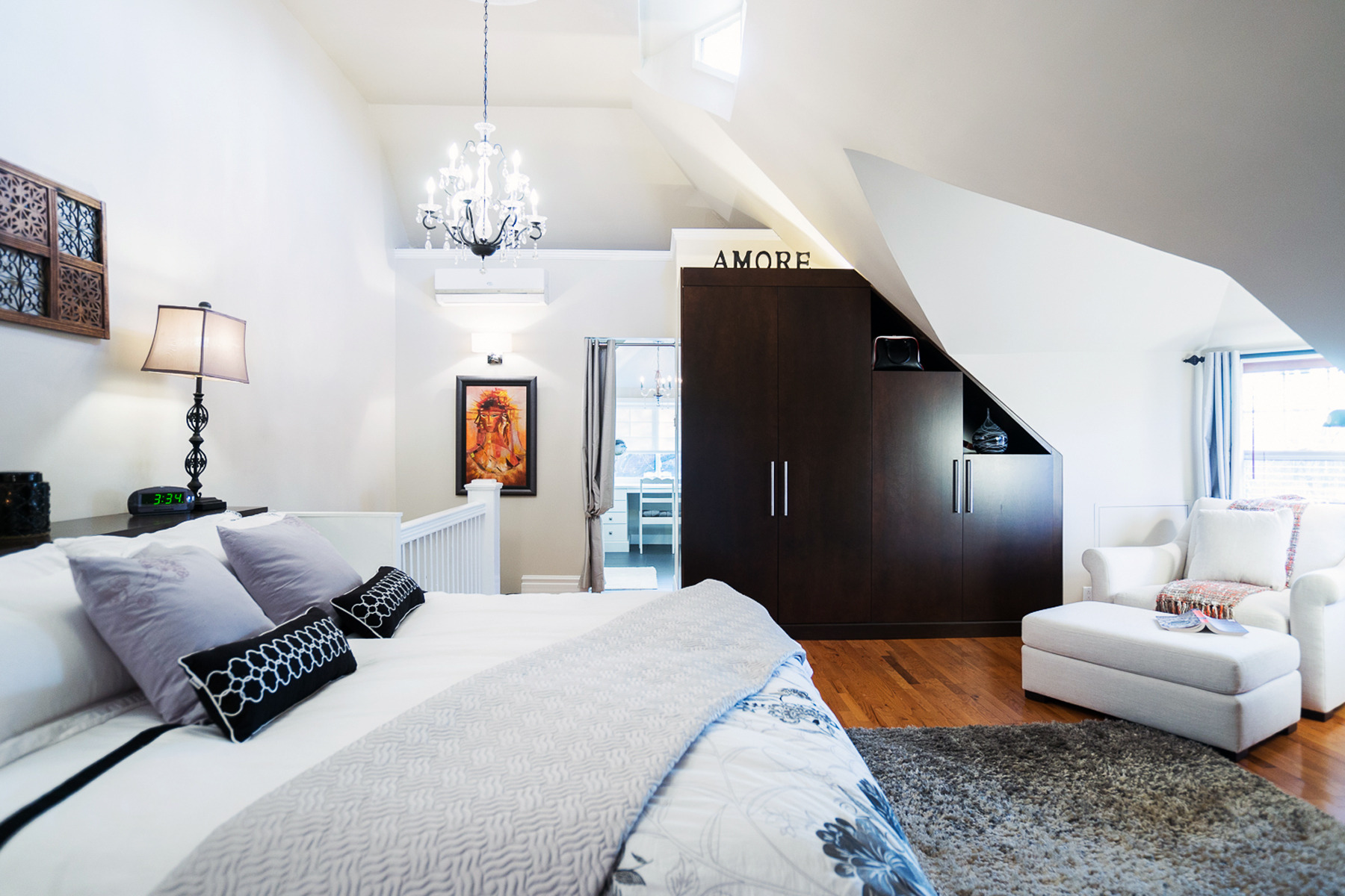 独特阁楼里的开放式主卧套房设计-29