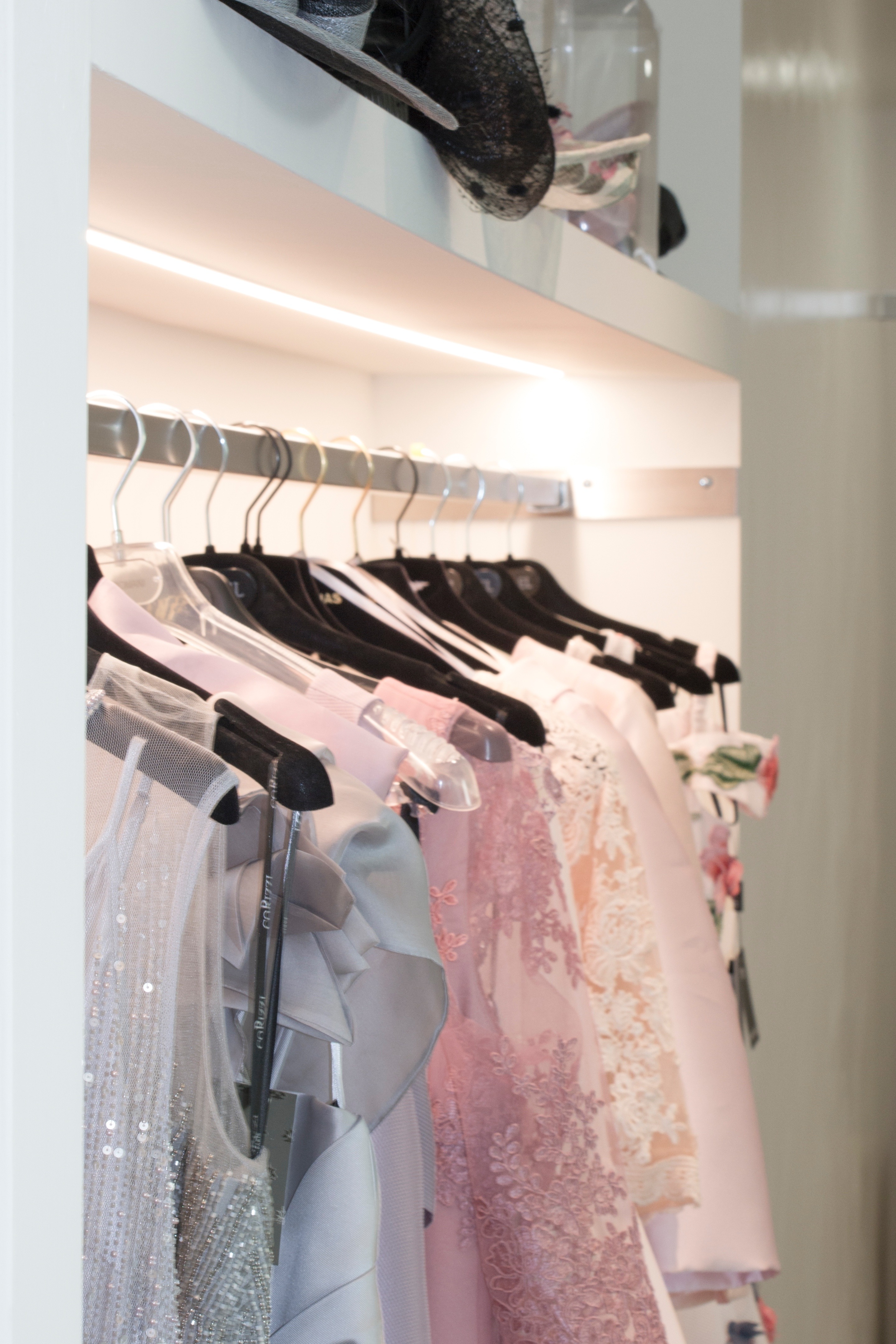 重塑 80 年代住宅底商，打造现代婚庆服饰店-13