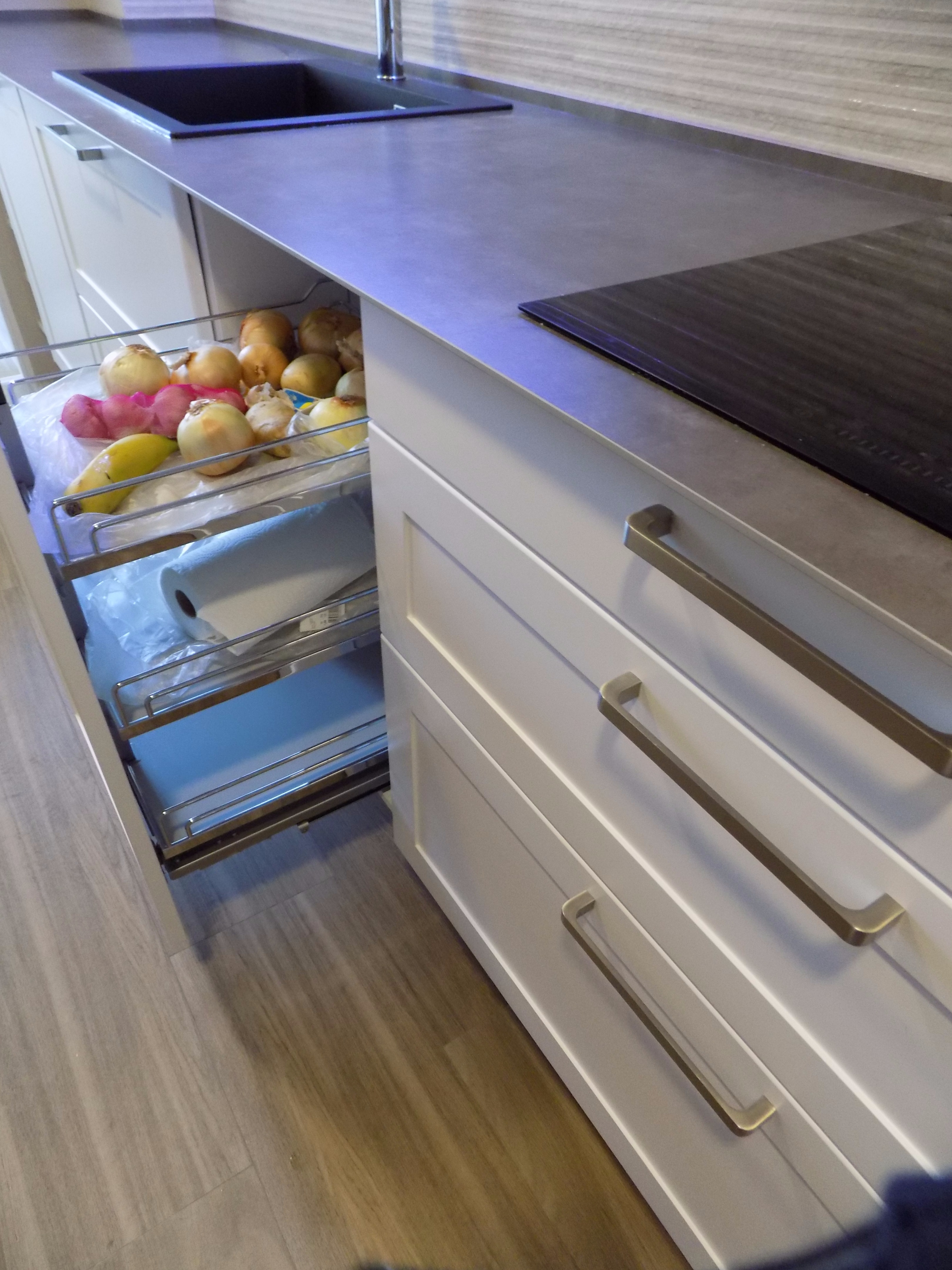 现代复古厨房，工业风与早餐文化的完美融合-11