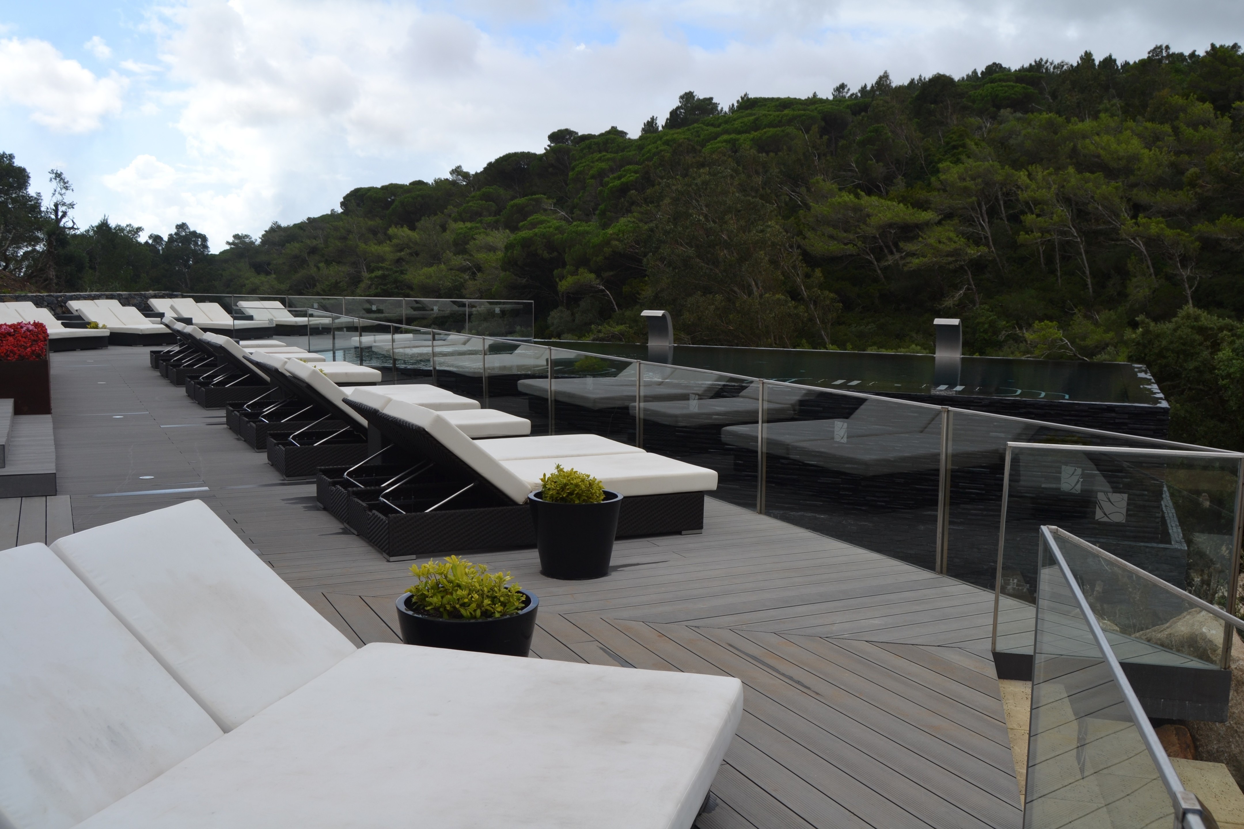 惊艳的 9 米高悬浮泳池设计-4