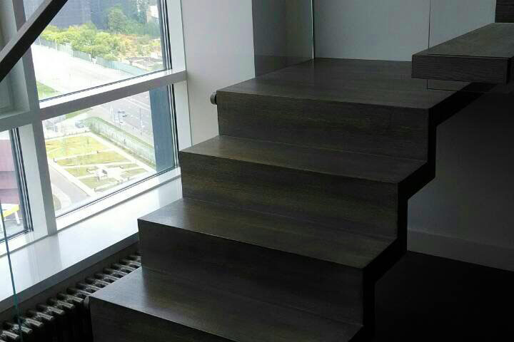 玻璃幕墙上的悬浮楼梯-3