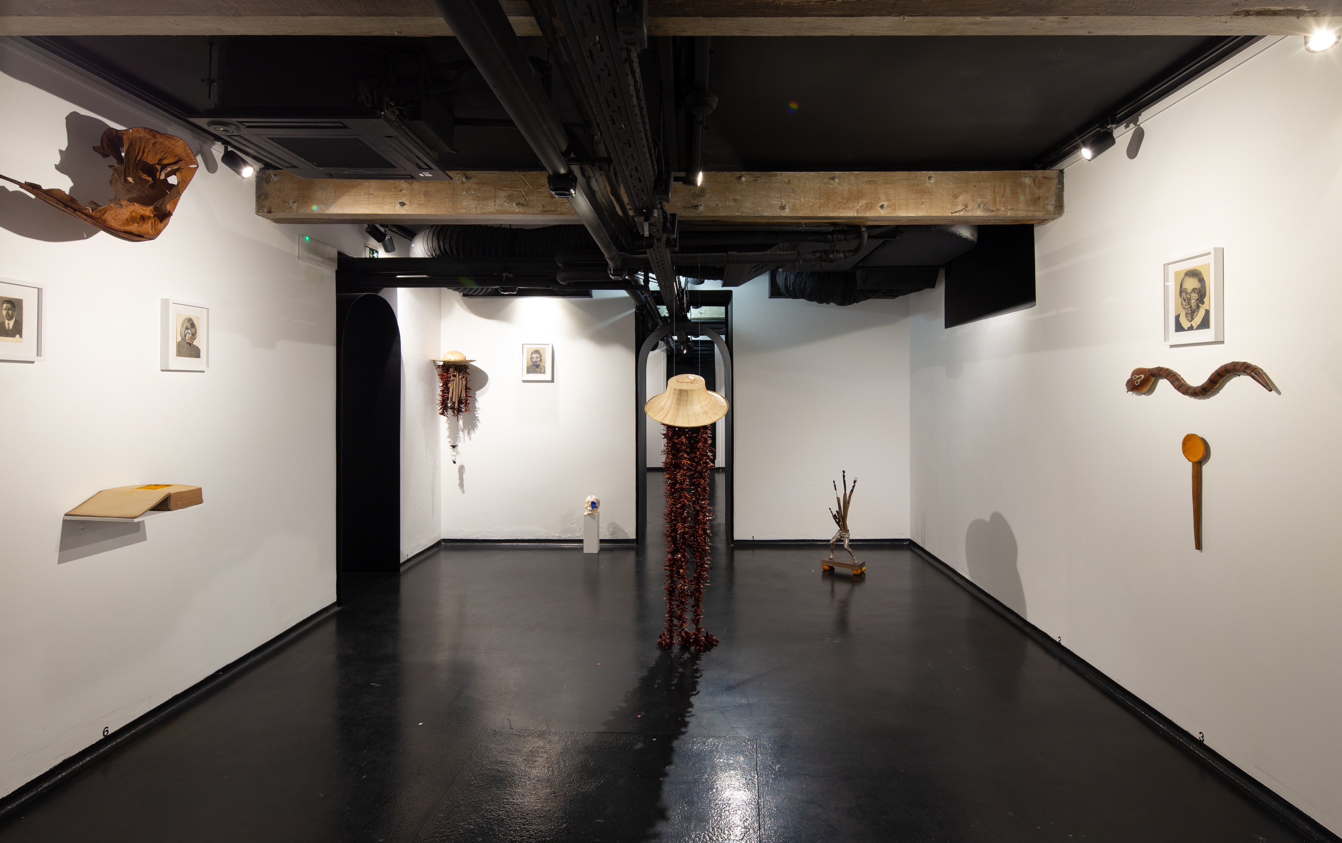 葡萄牙历史建筑翻新，打造艺术气息浓厚的办公空间-12