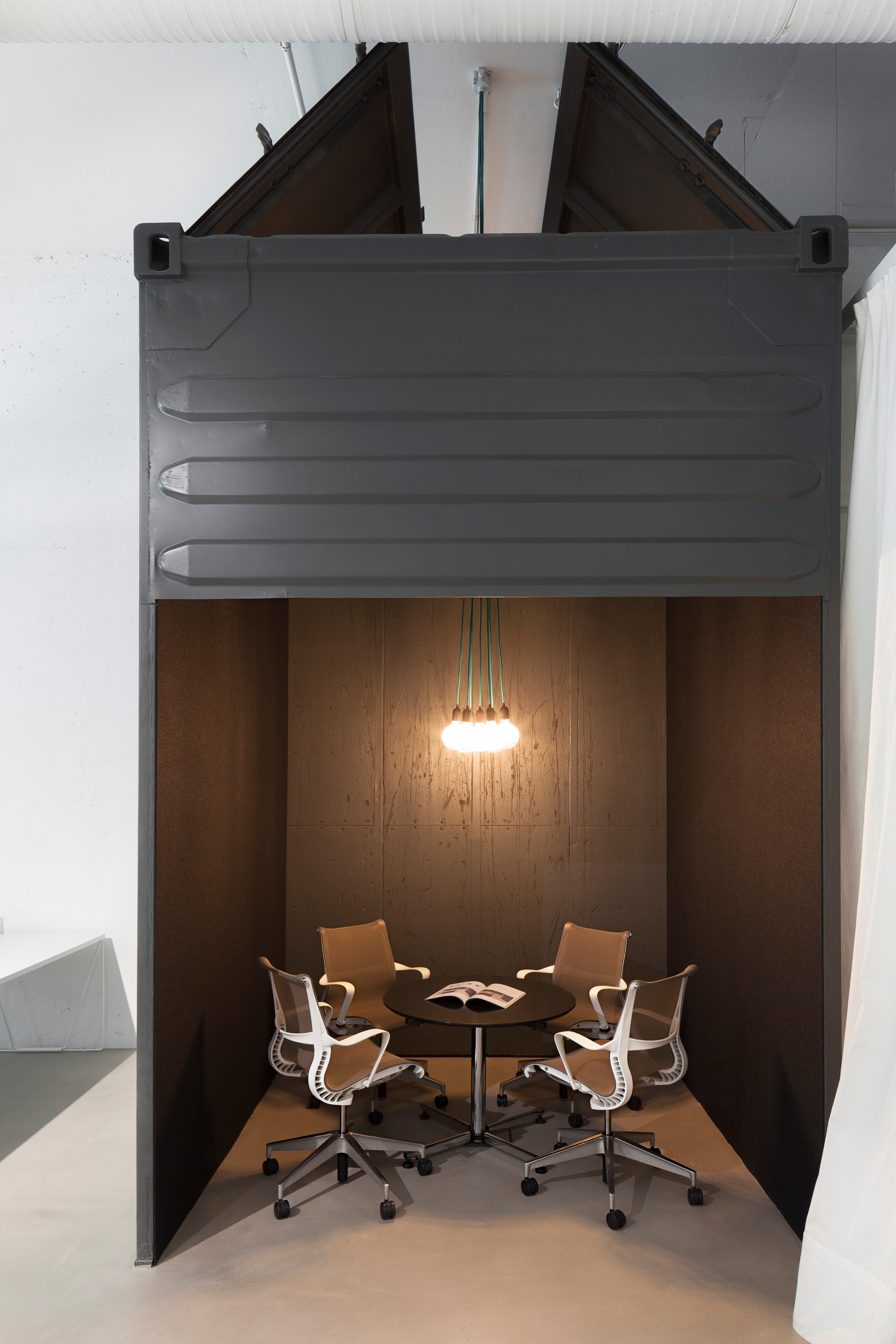 废旧集装箱打造时尚办公空间-13