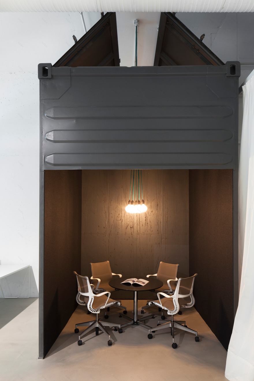 废旧集装箱打造时尚办公空间-13