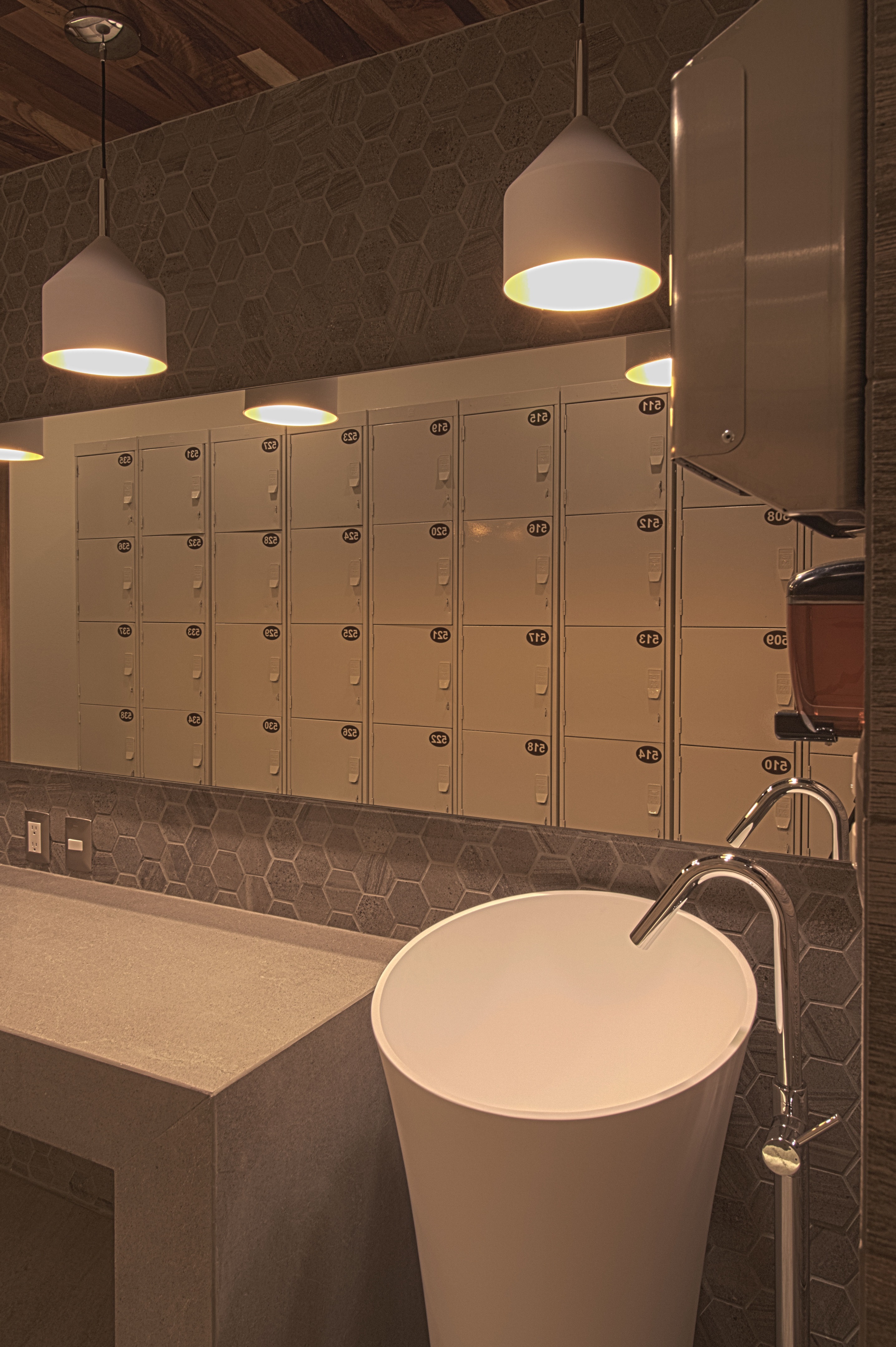 墨西哥乡村俱乐部拉斯·乌尔塔斯浴室和更衣室翻新-19