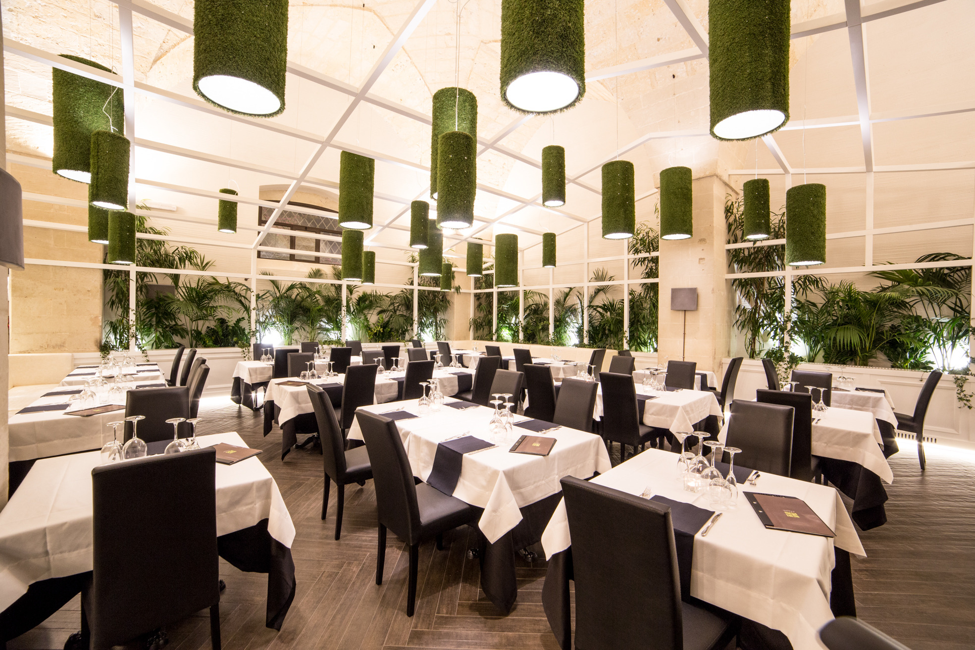 旧工厂变身高雅现代餐厅-25