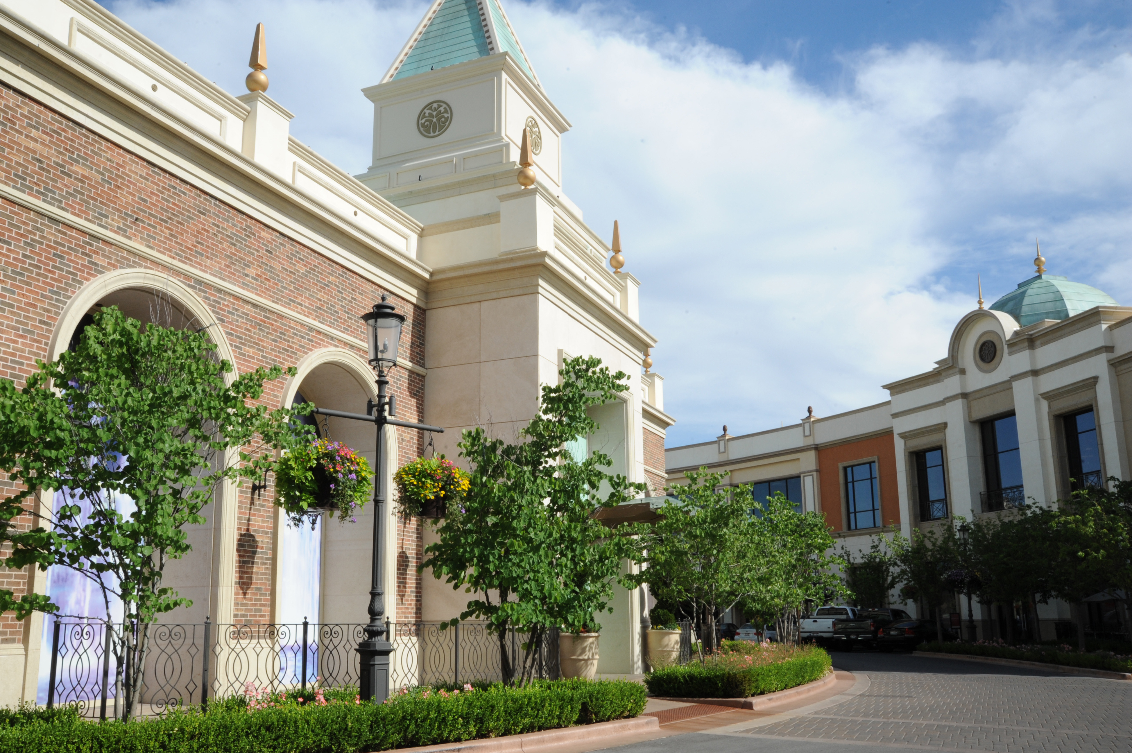 Idaho 商业中心的照明与家具设计-1