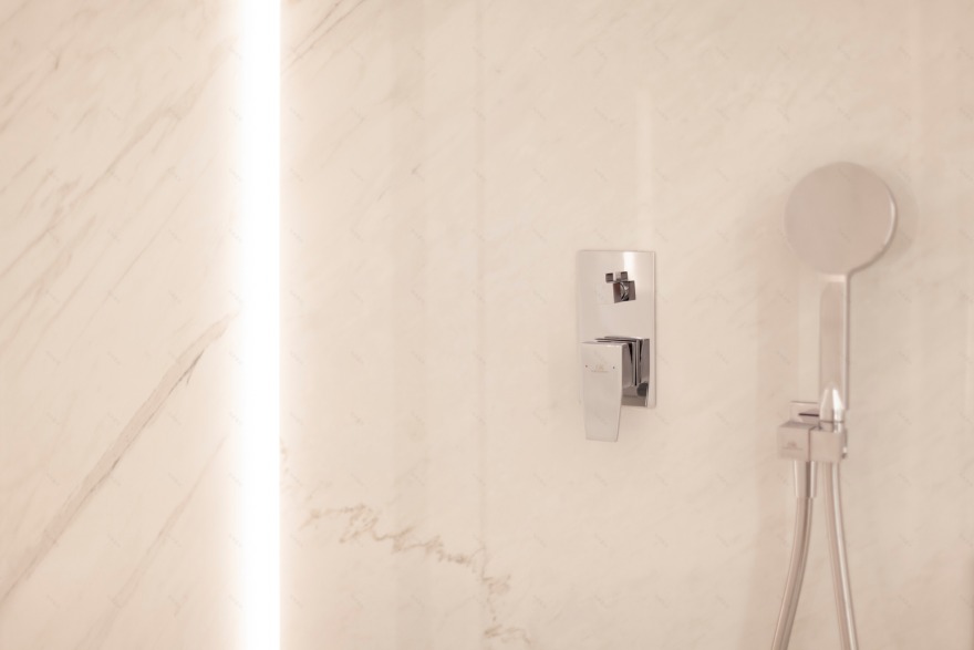 极简风格顶层公寓,温暖木质地板与经典黑白浴室设计-51