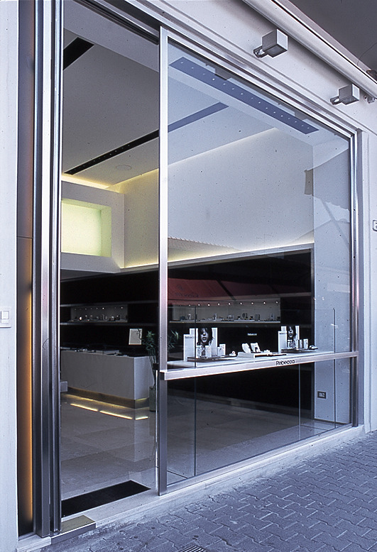 简约设计打造的高端珠宝店-0