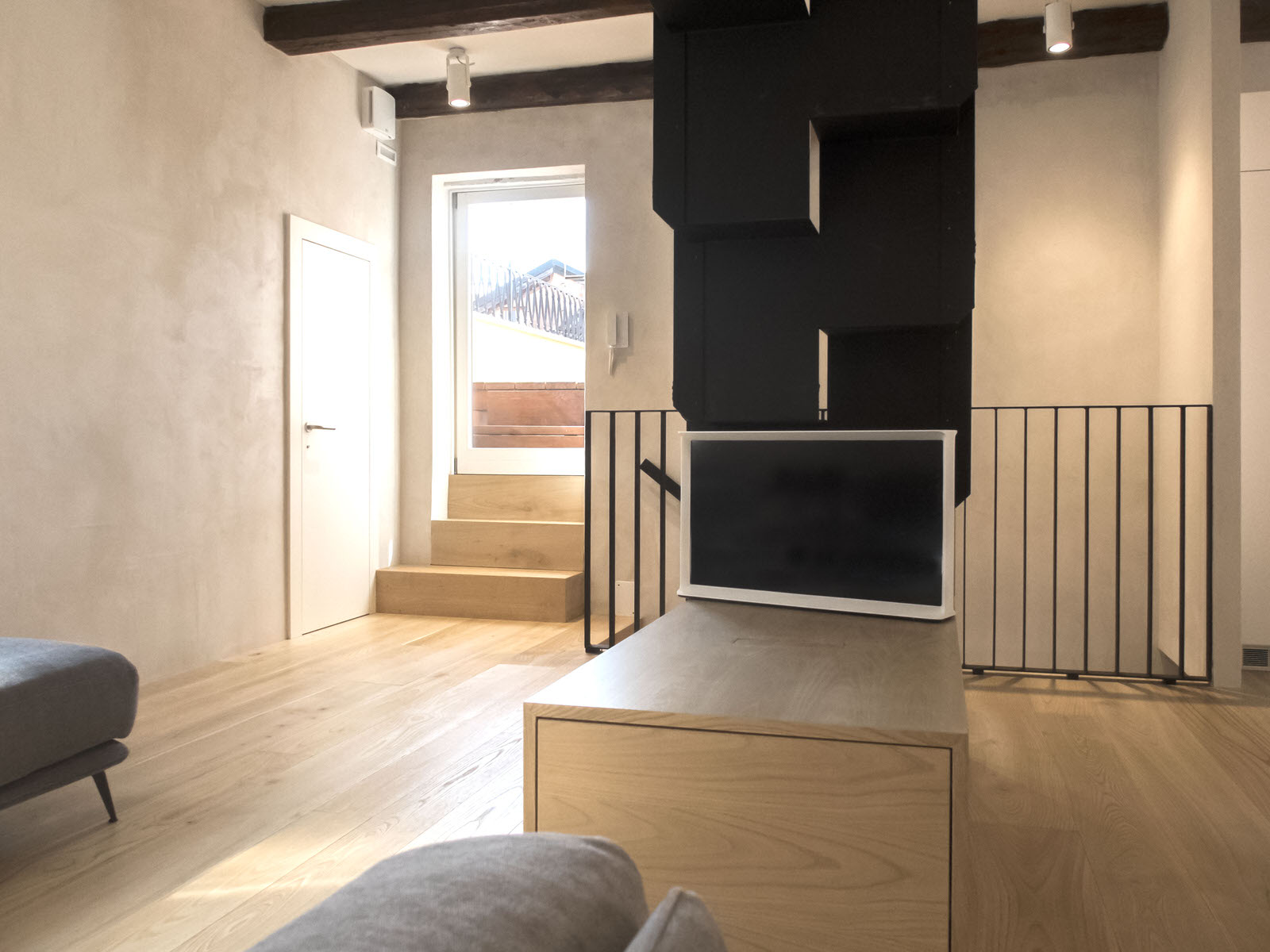 威尼斯垂直公寓 | 自然材料与开放式设计的完美融合-11