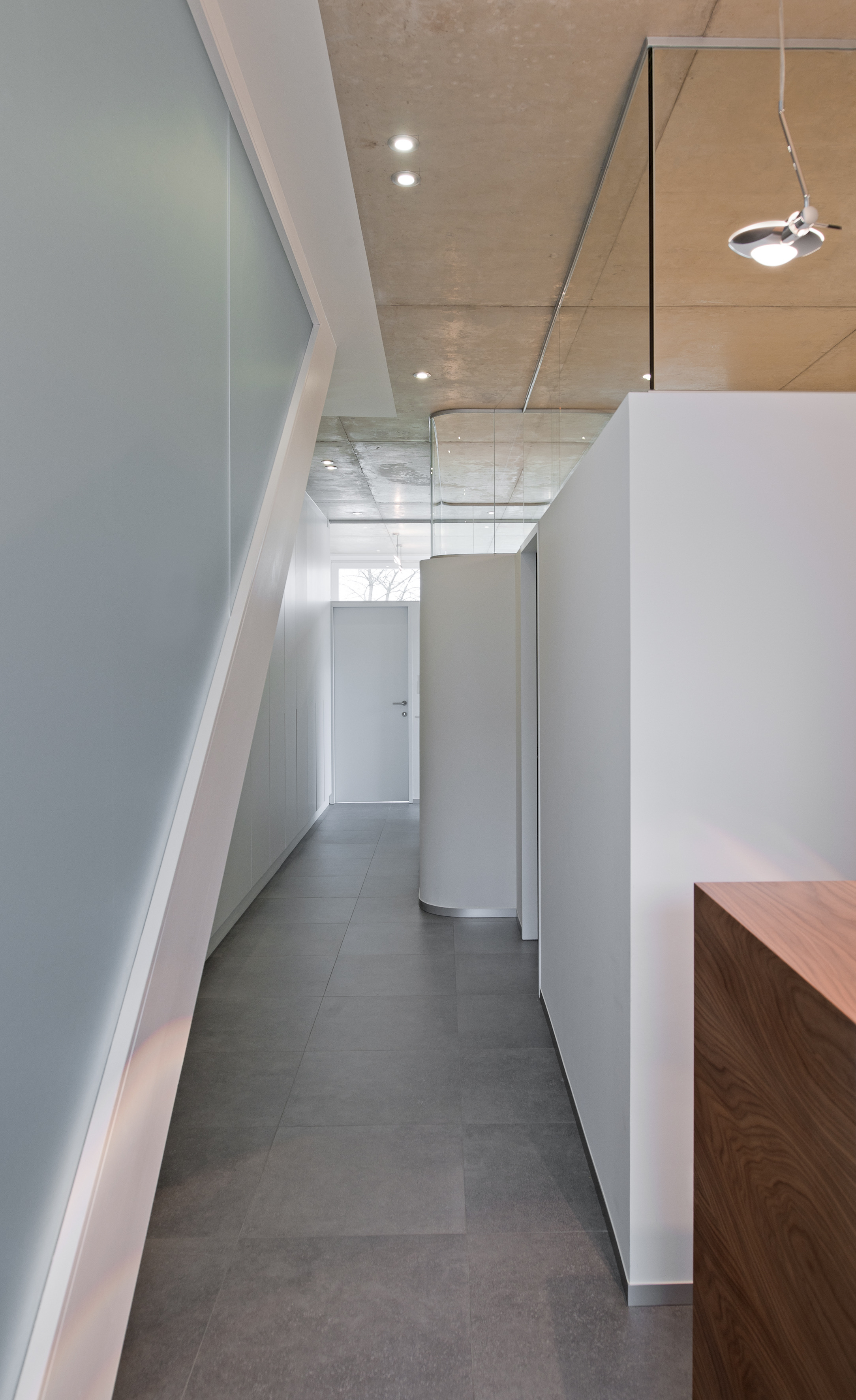 雕塑花园里的牙科诊所-5