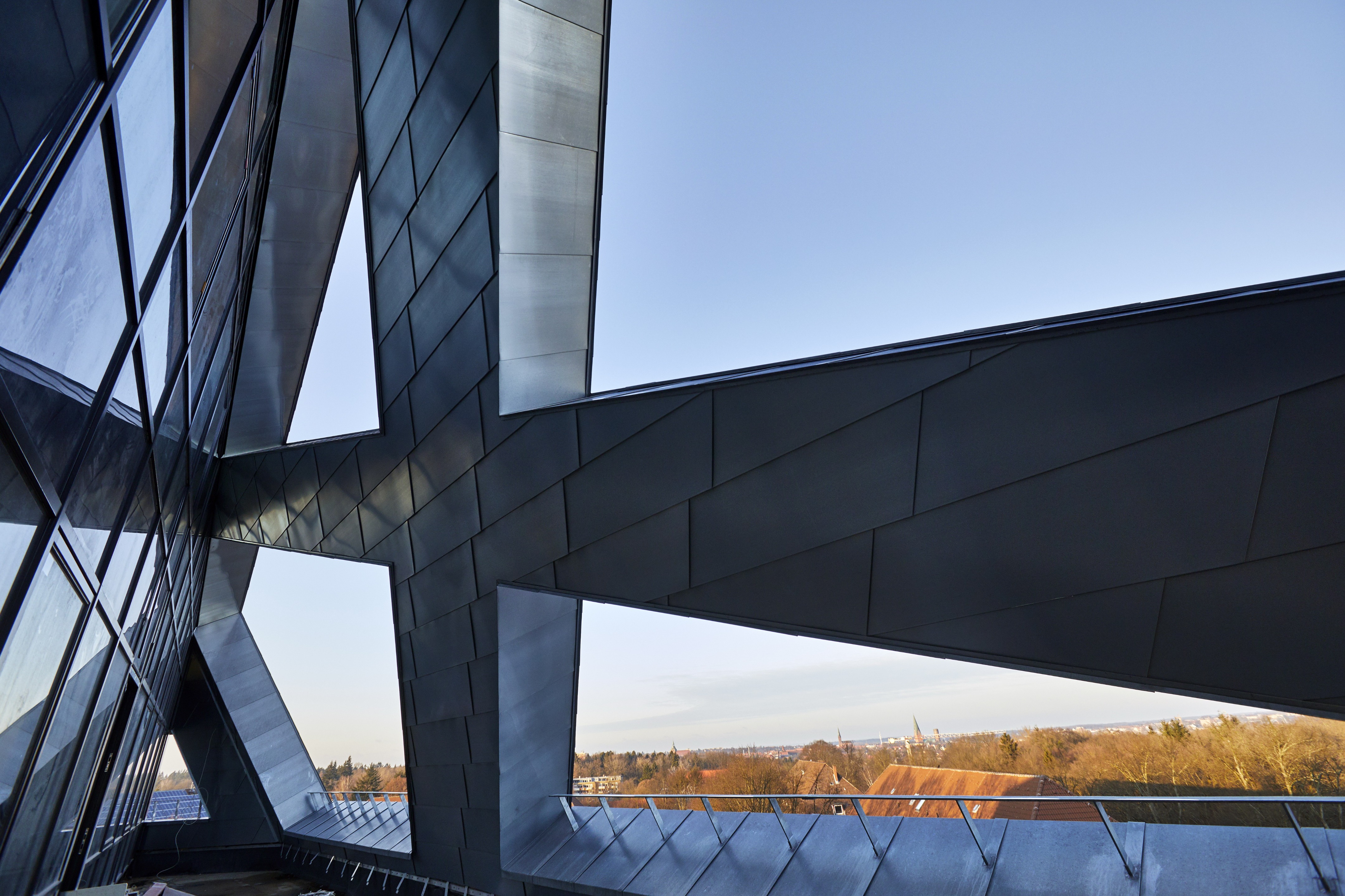 Durham 大学新 Ogden 中心 | 螺旋形木质立面与可持续设计的完美结合-7