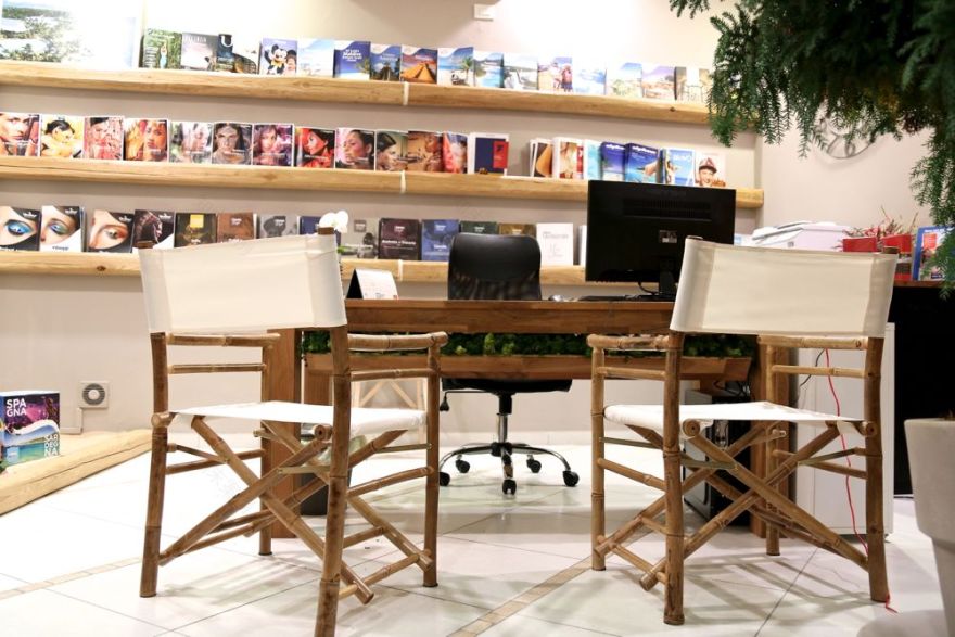 定制化木饰打造私密旅游咨询空间-13