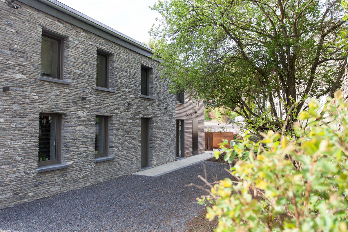 翻新老建筑，打造温馨专业足病诊疗空间-1