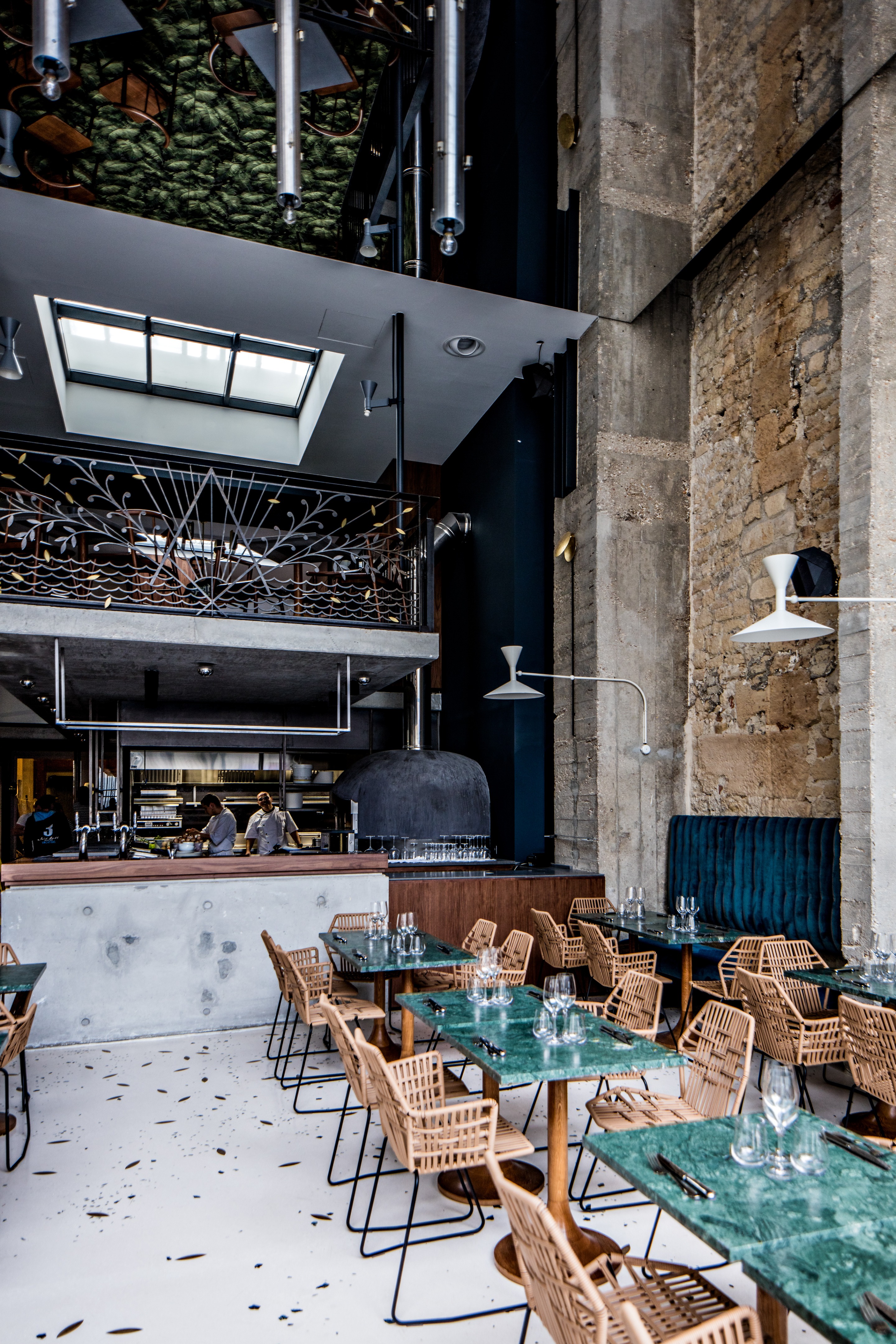 达罗科意大利餐厅 | 绿色印度大理石与黑色圣劳伦斯大理石的巧妙运用-6