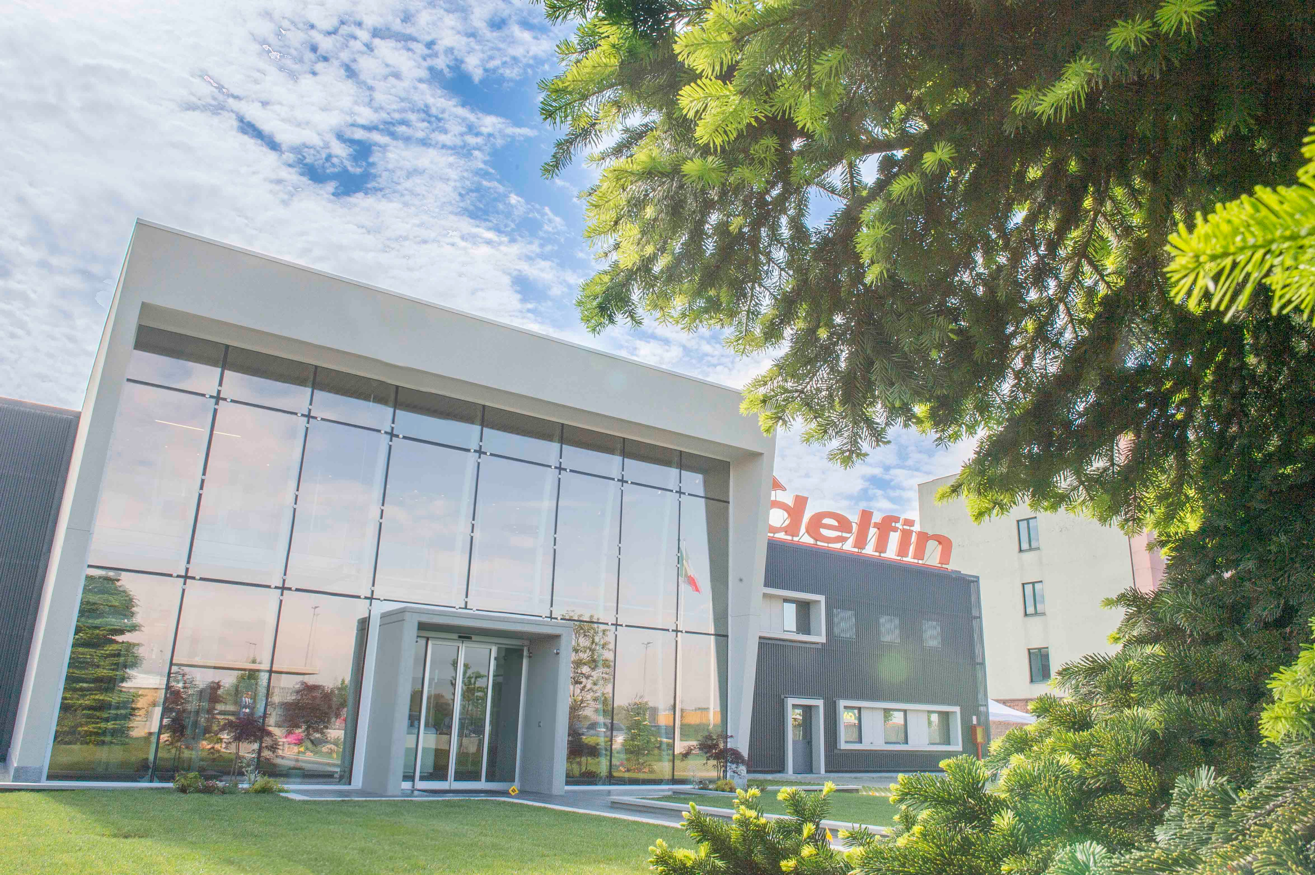 玻璃与钢铁的现代办公空间-37