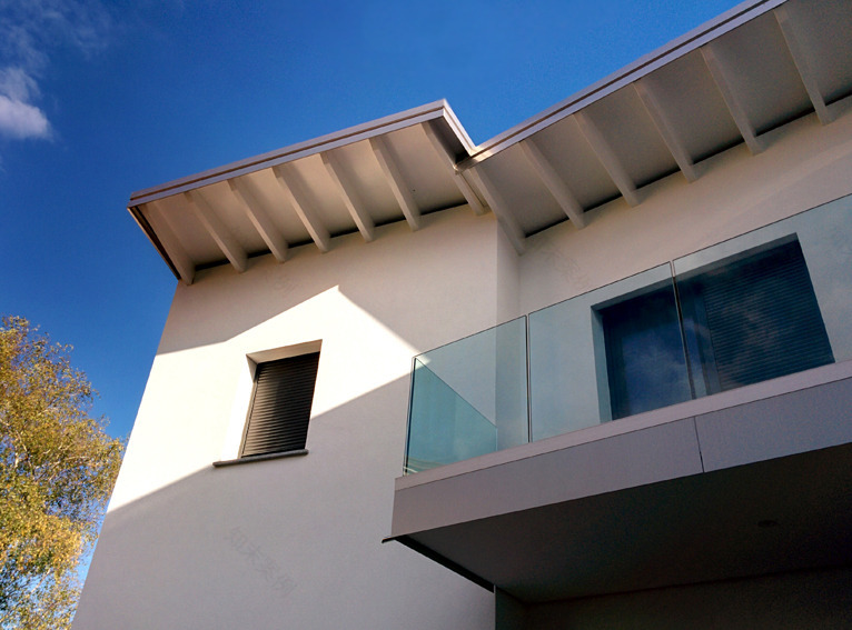 独特三角形地块上的现代别墅设计-1