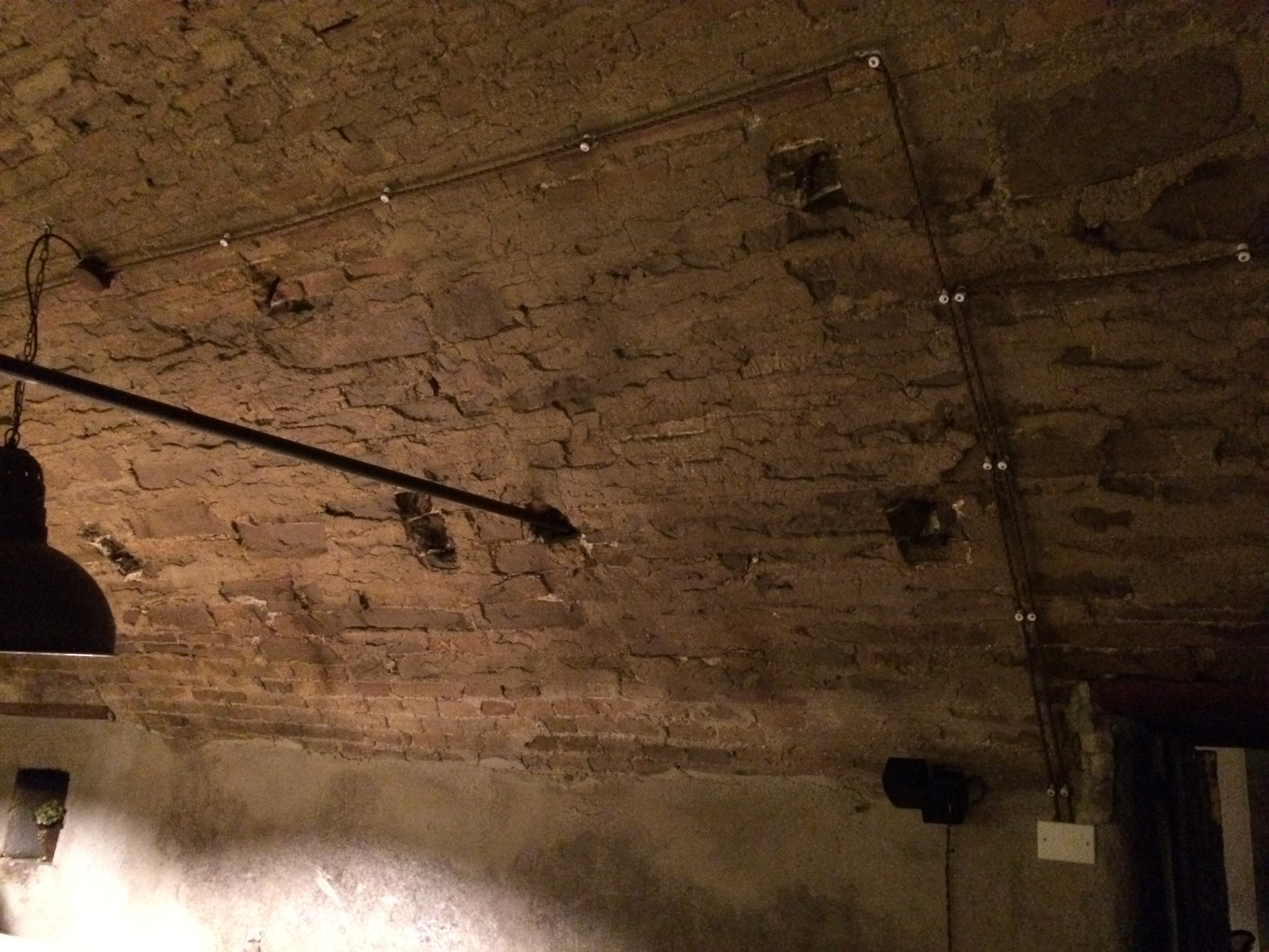 地窖酒吧“Dal Lendar”的复古与现代融合设计-11