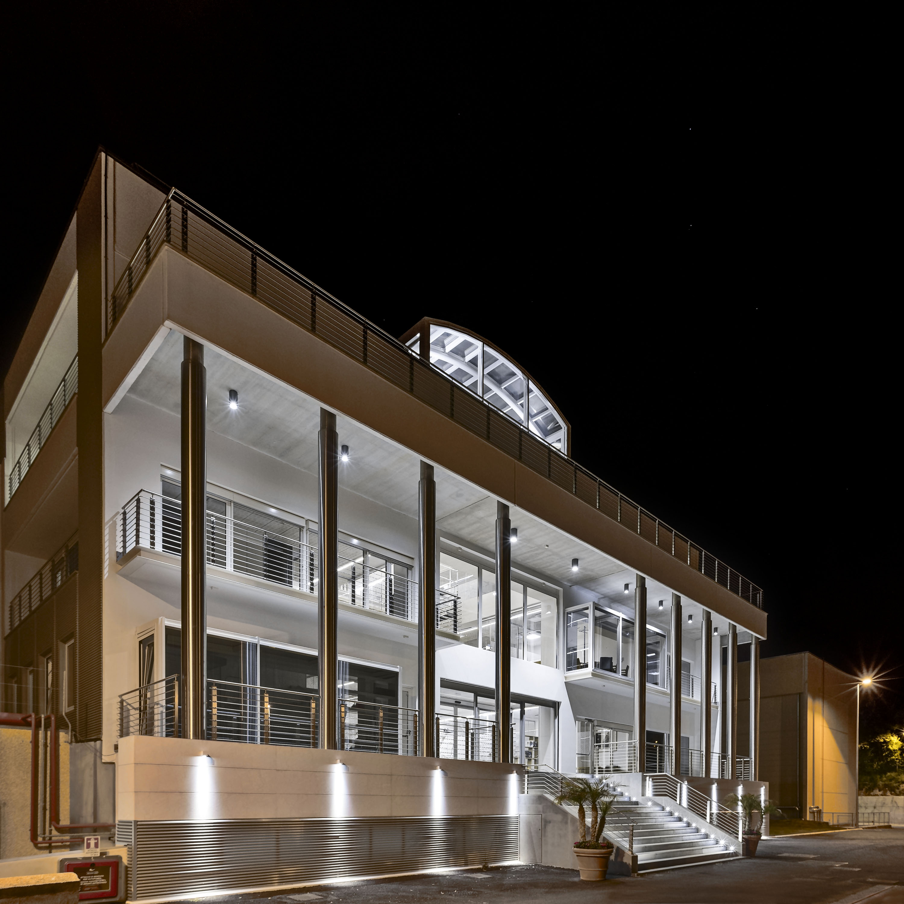 Mauro 印刷厂办公楼 | 现代办公空间的和谐融合-1