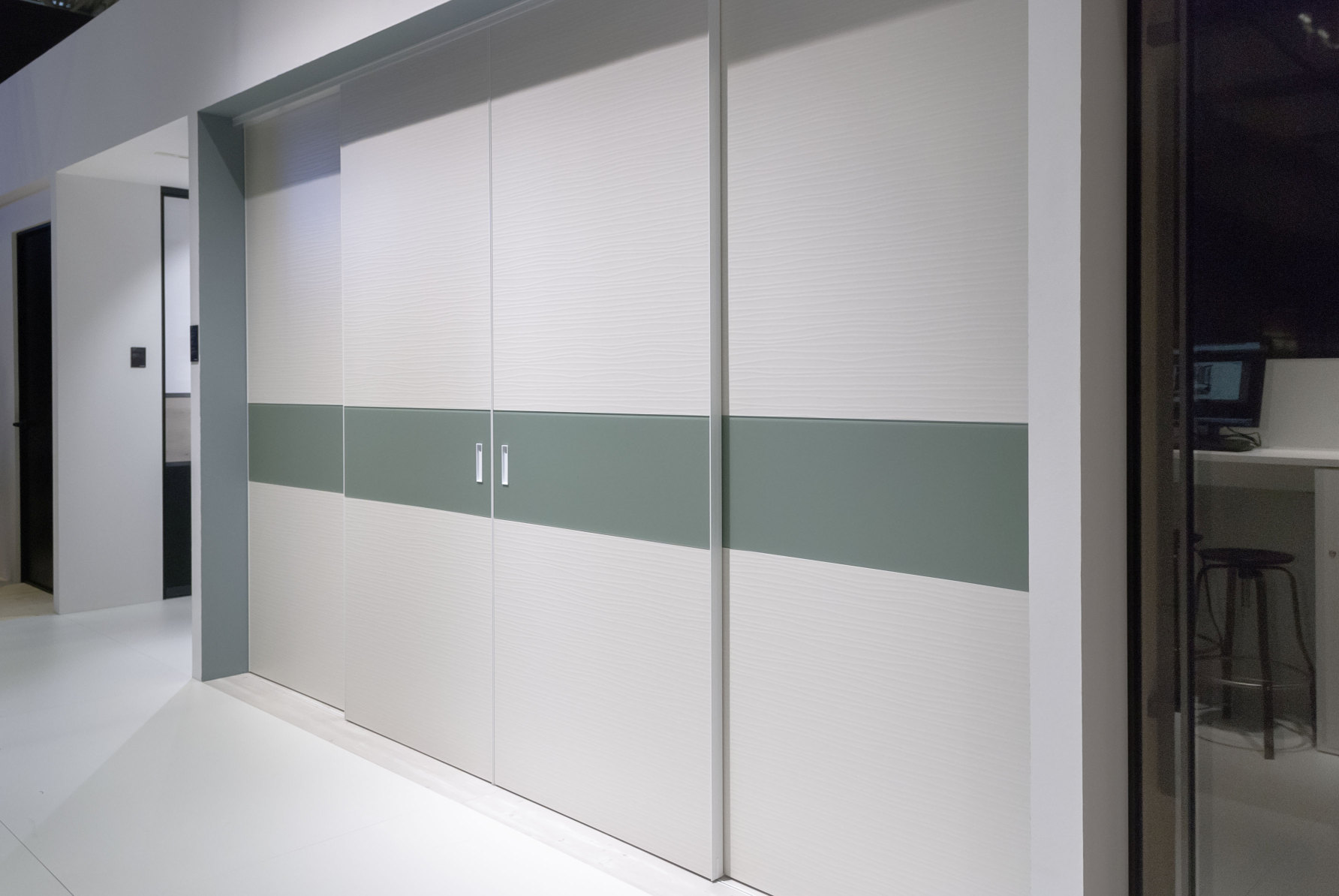 黑色调玻璃隔断打造现代复式公寓-32