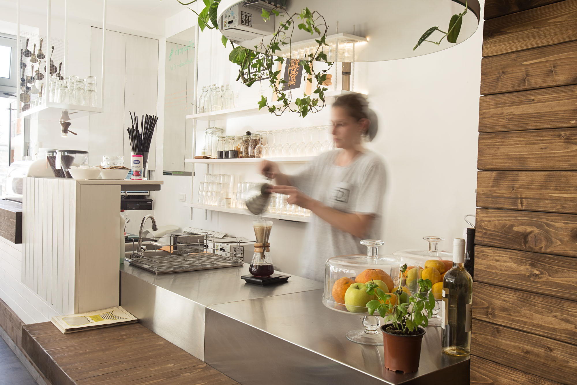 Serbia 咖啡厅 | 金属架构与咖啡色彩的完美融合-29