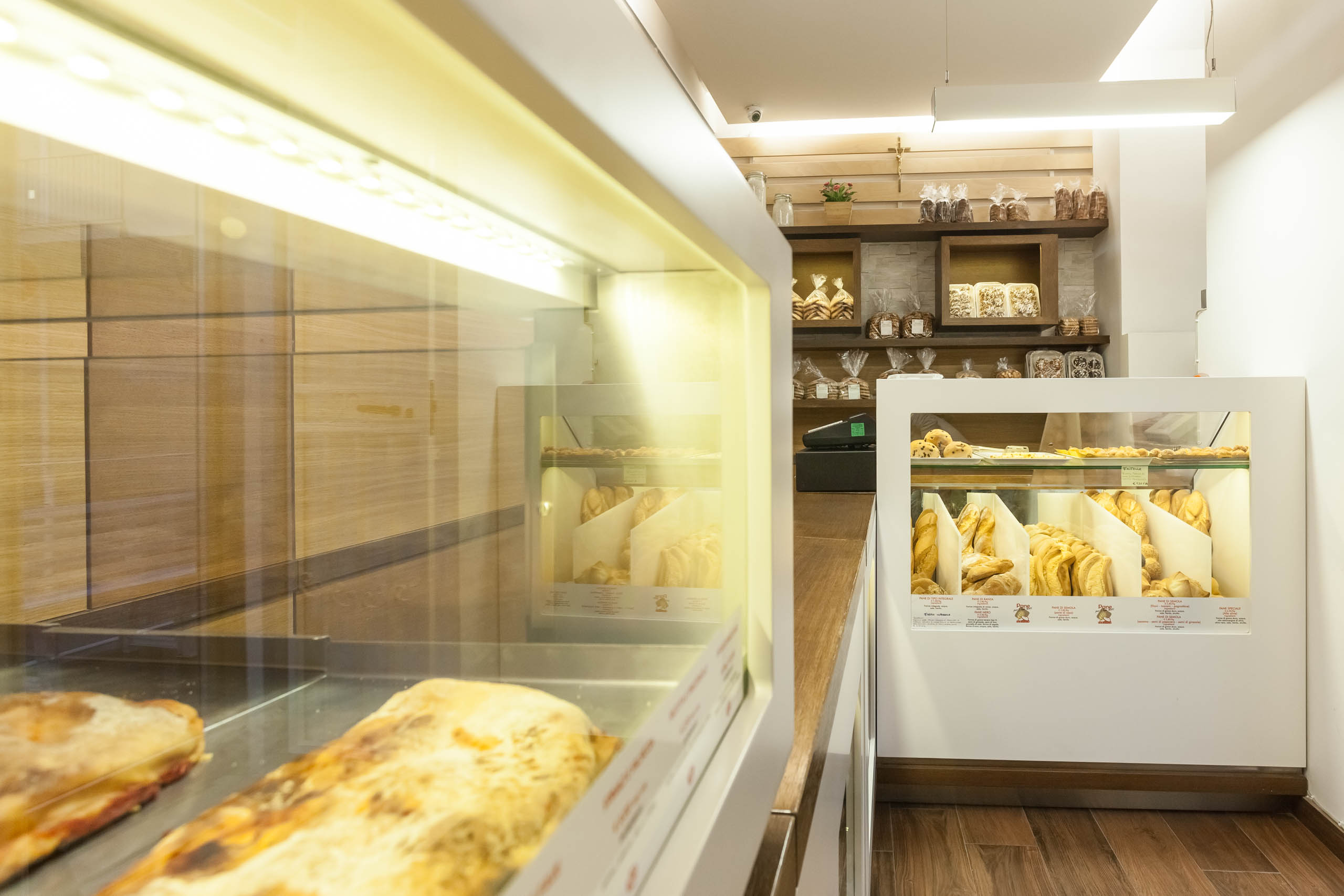 历史古城中的现代面包店-7