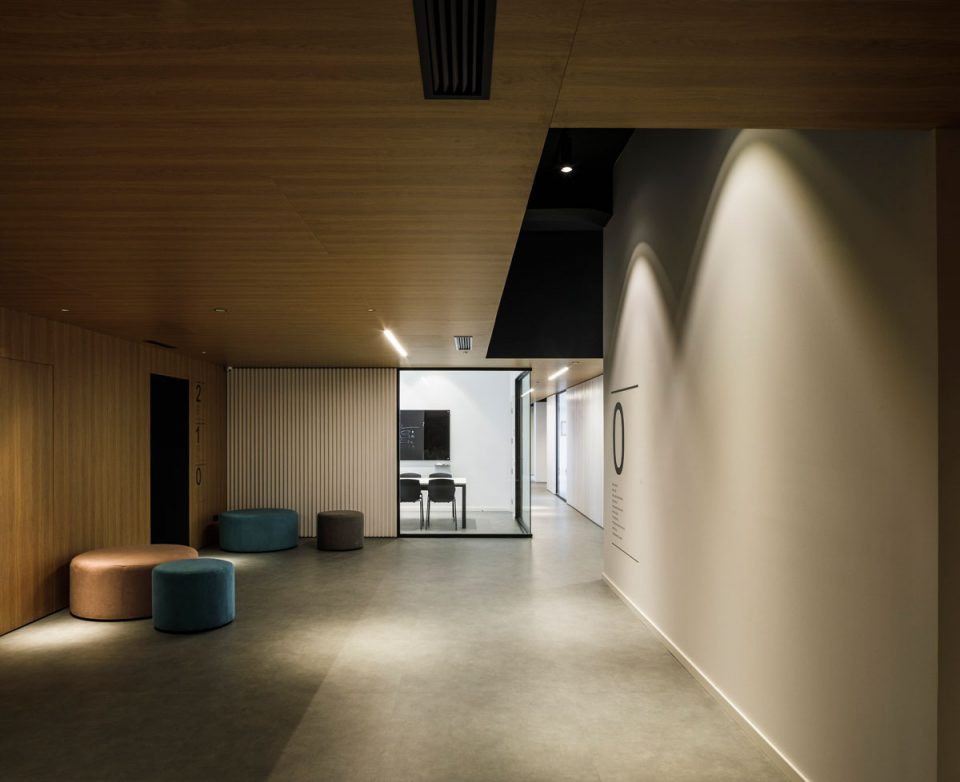 列伊达旧军事总部变身高颜值培训办公空间-2