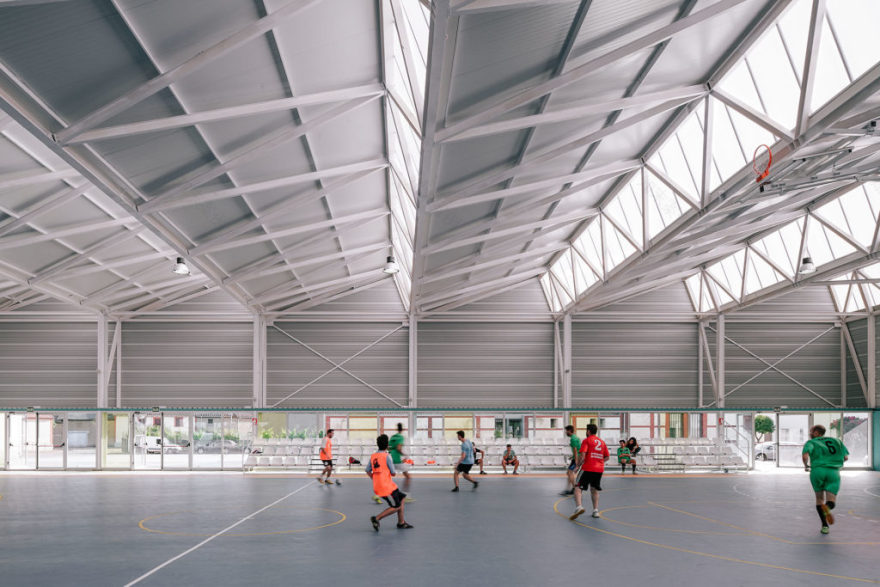 乡间悬浮的运动中心-13