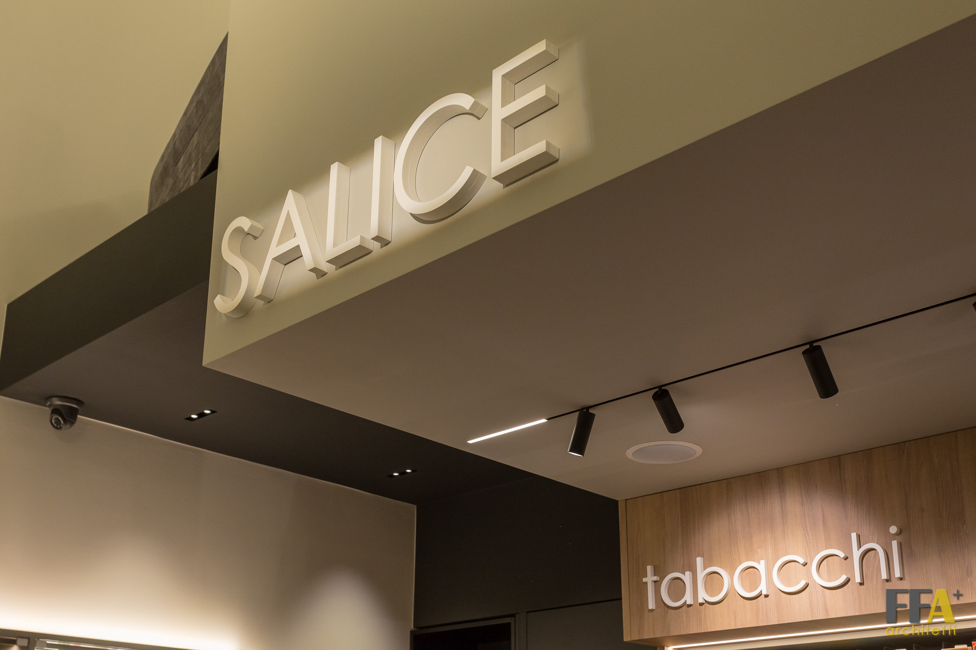 2017 年完成的意大利 Catania 市历史建筑中的 Tabaccheria Salice 店铺室内设计-9