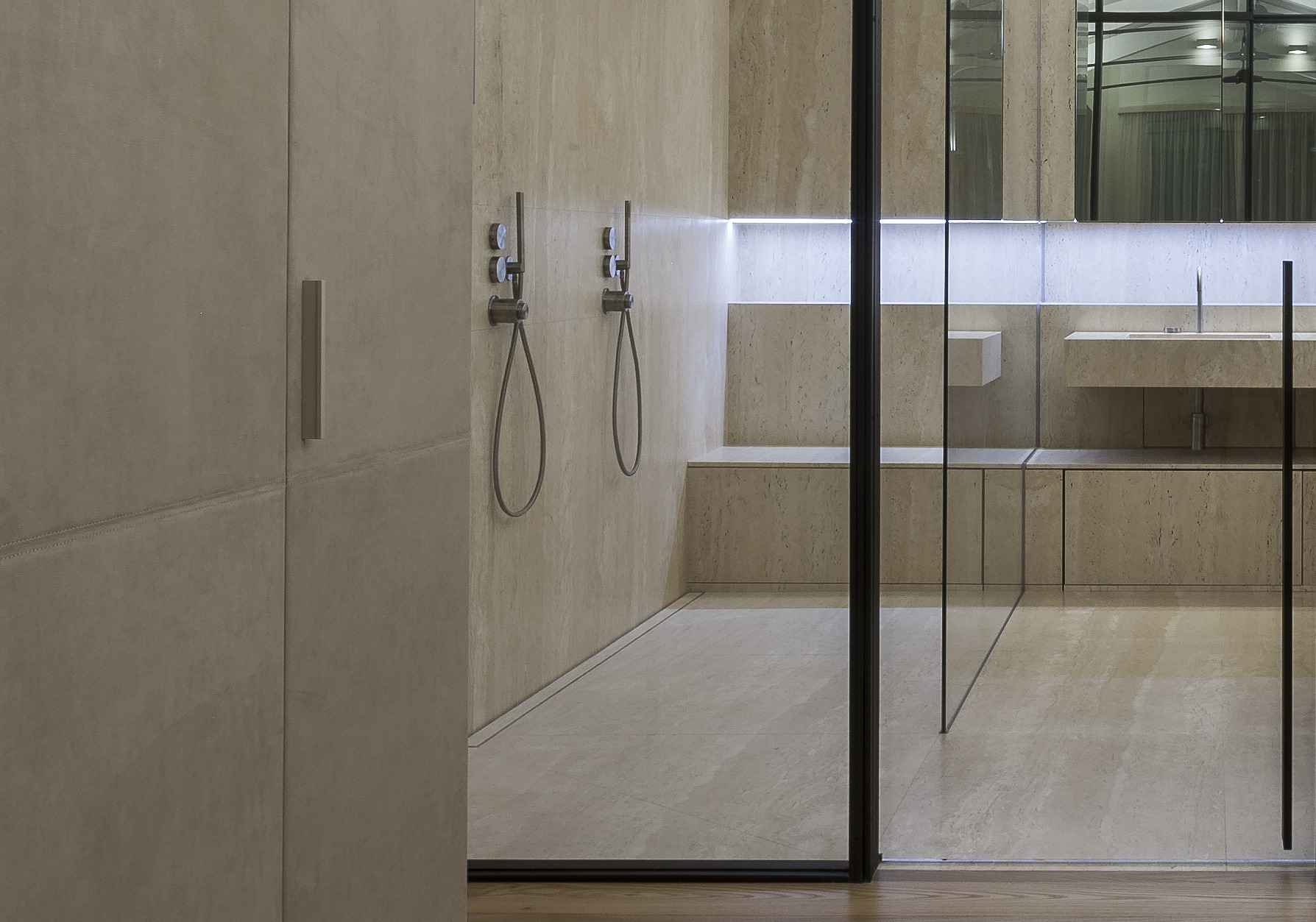 意大利私人住宅，玻璃与 travertine 的魅力碰撞-8