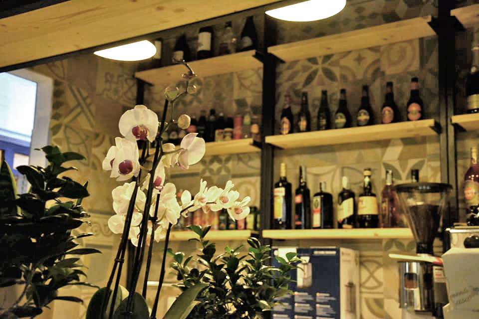 年轻时尚酒吧，打造愉悦就餐氛围-3