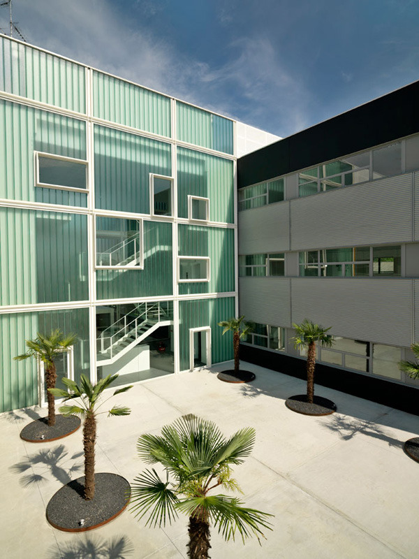 2004 年完成的雷诺卡车意大利总部室内设计-1