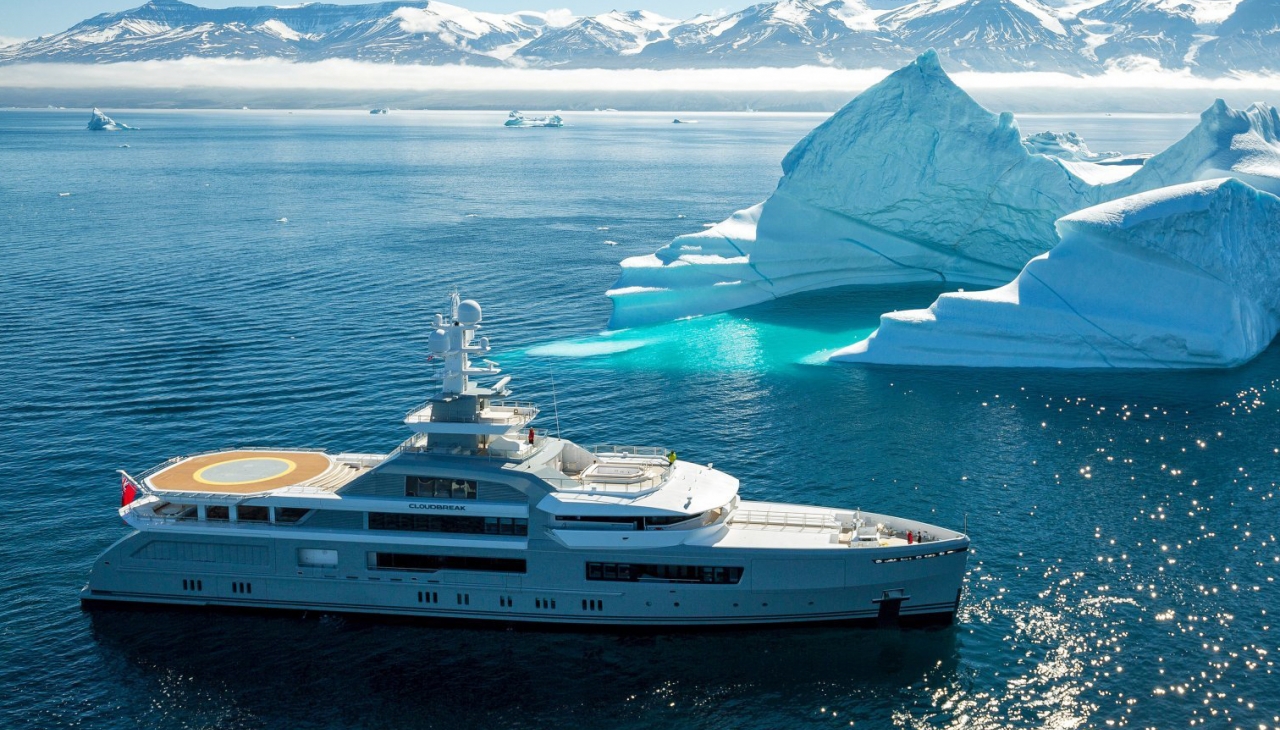 "Cloudbreak"号游艇 | 豪华室内设计与户外美景相得益彰-10