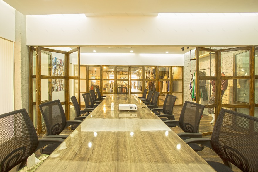 2017 年完成的工业风时尚展示厅室内设计-14