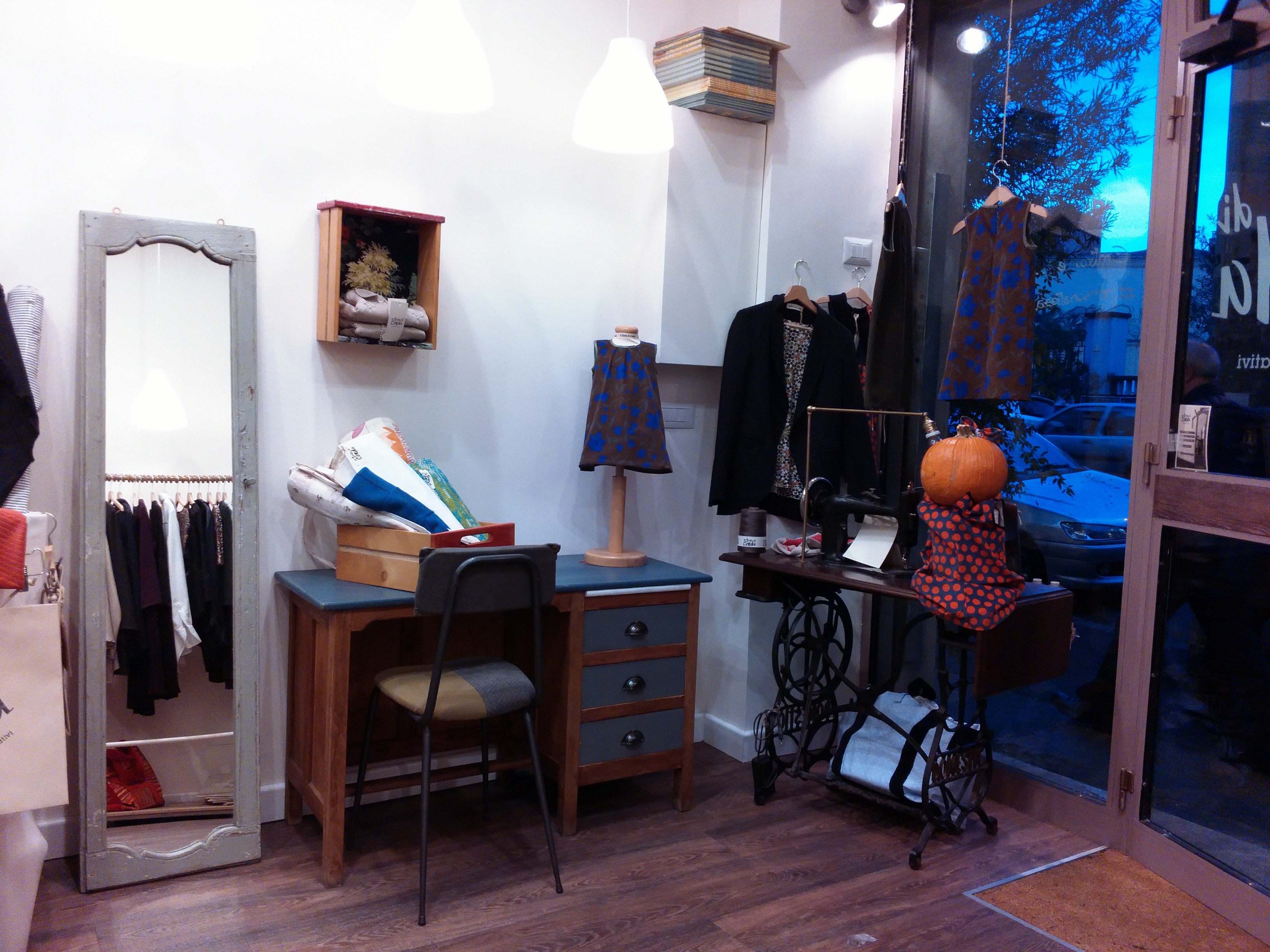 逆境中的璀璨舞台——罗马女性手工制品工作室-9