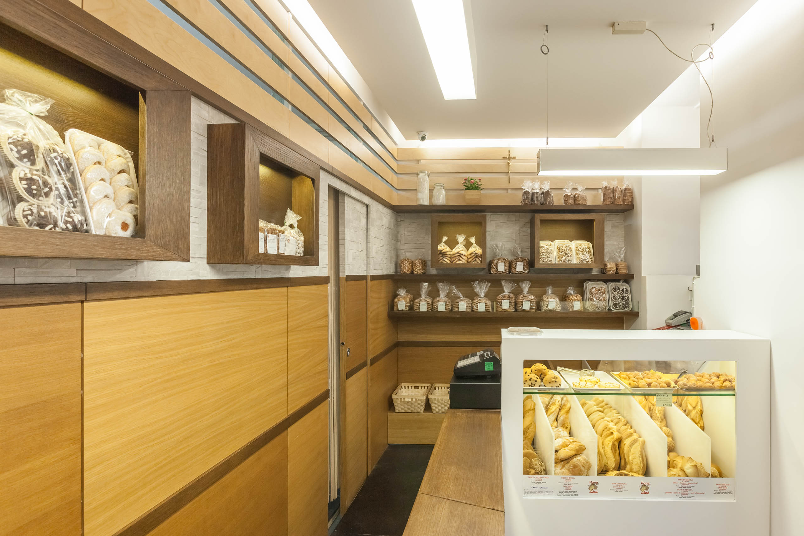 历史古城中的现代面包店-3