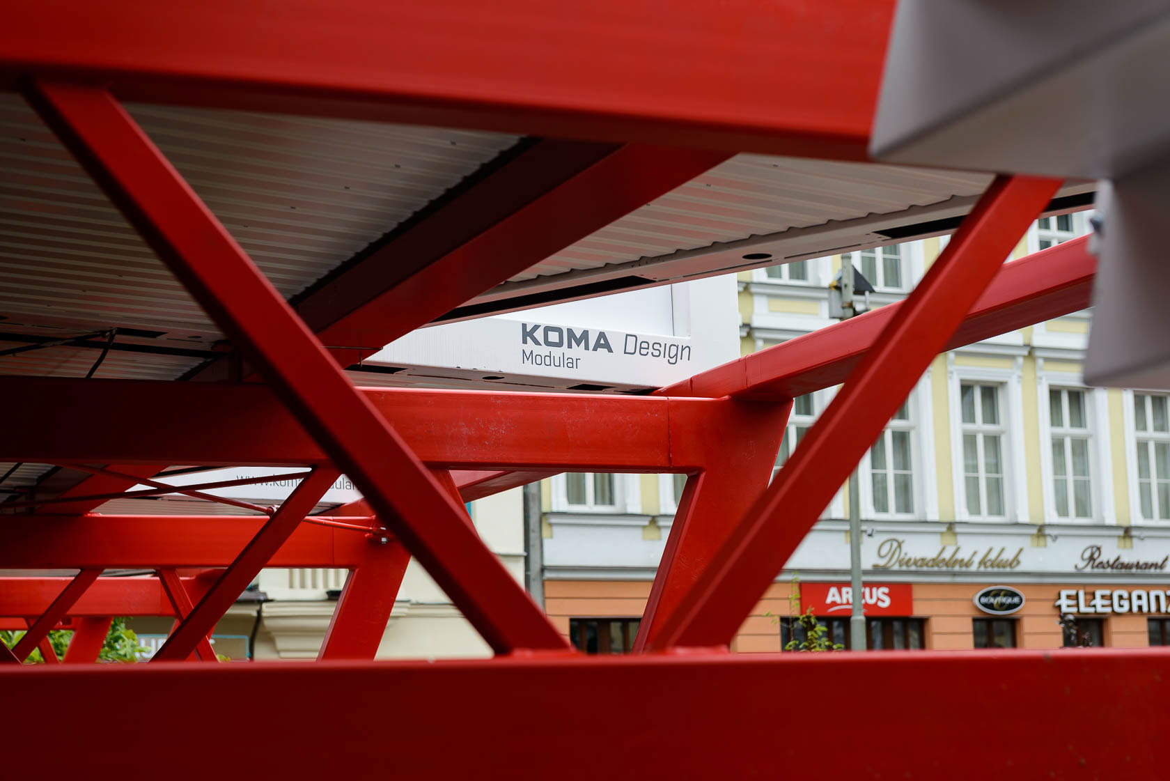 悬浮模块打造的红钢电视大厦-5