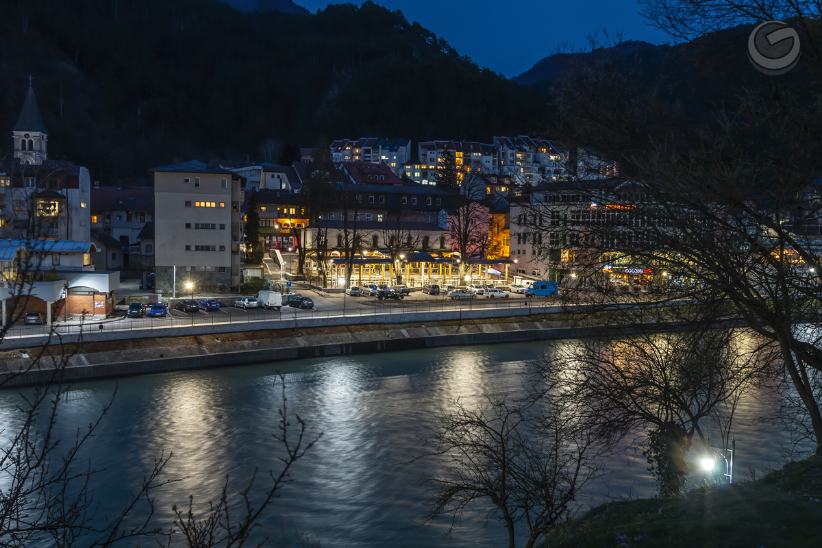 2019 年完成的木结构市场广场-12