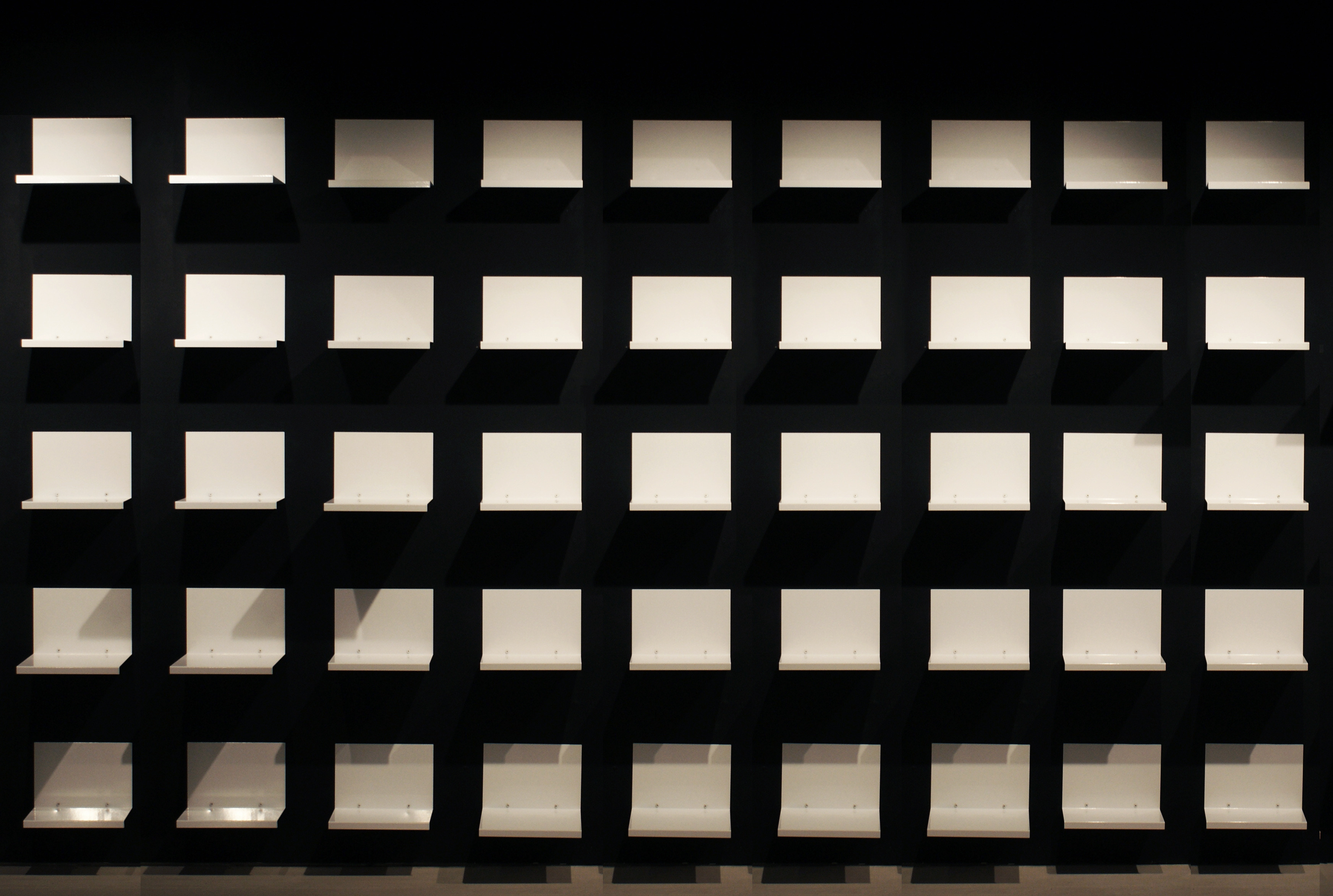 灵活模块与墙面系统打造低成本时尚品牌店-0