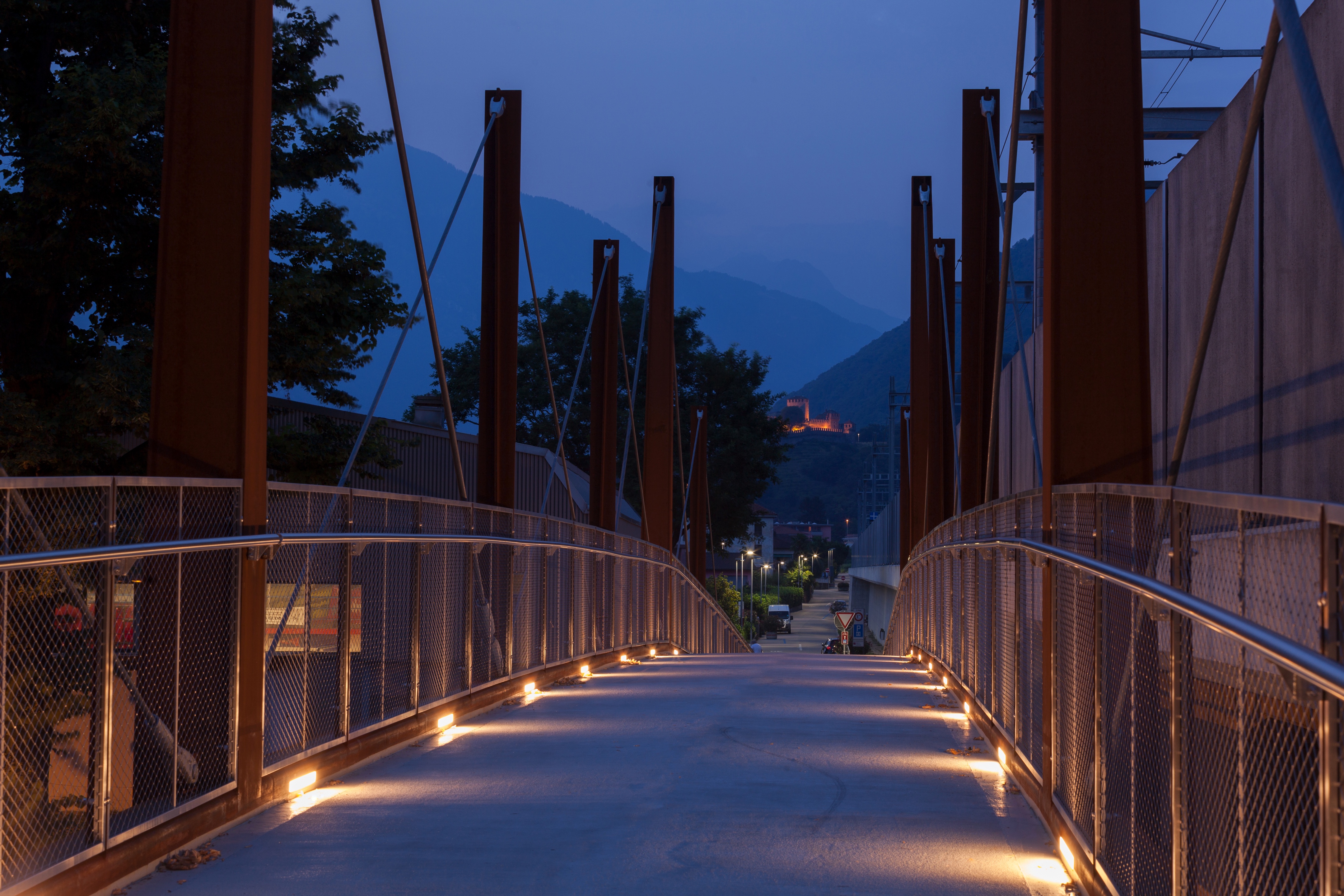 瑞士贝尔林佐市 Saleggi 人行天桥-0