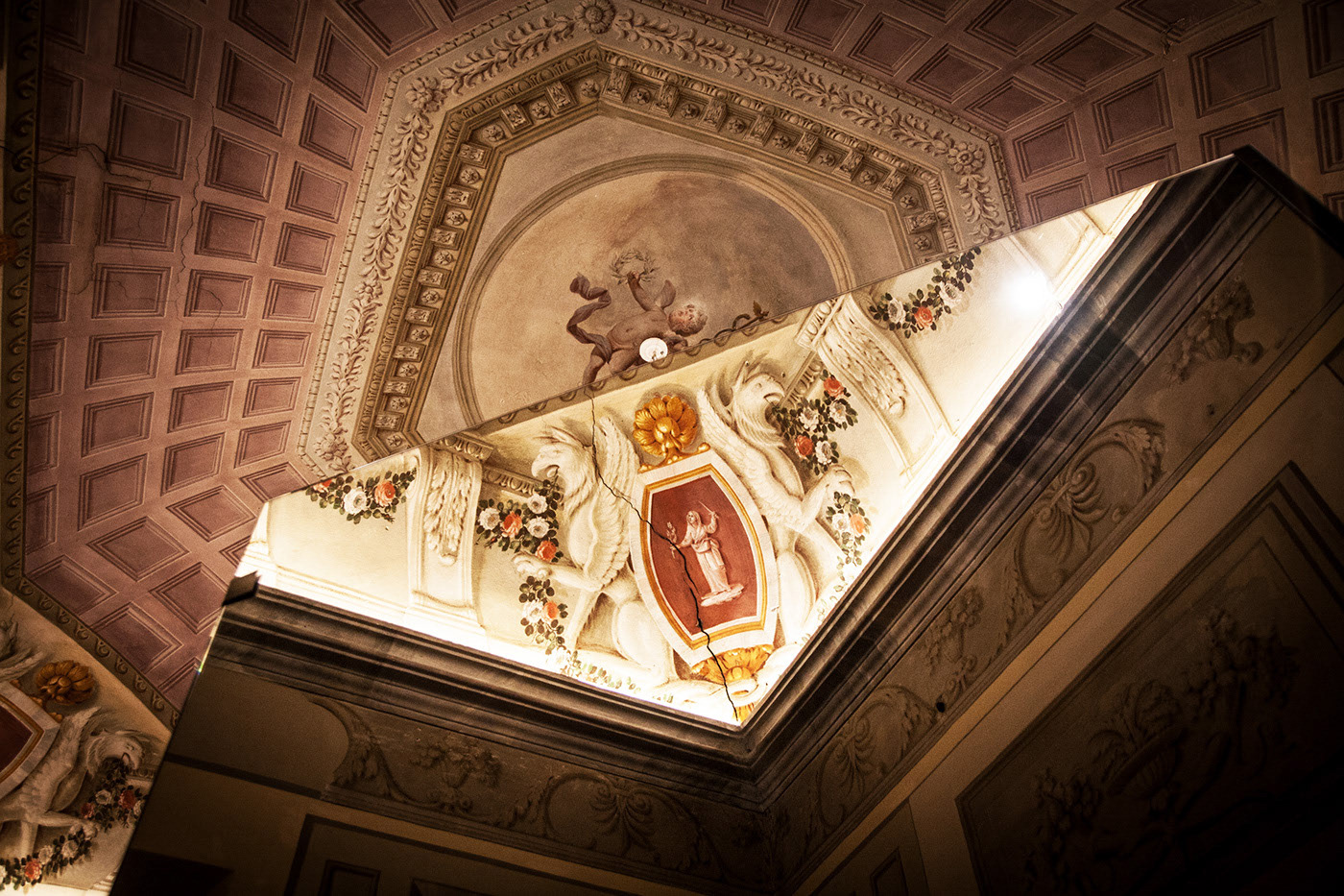 意大利古堡中的现代展览中心-0