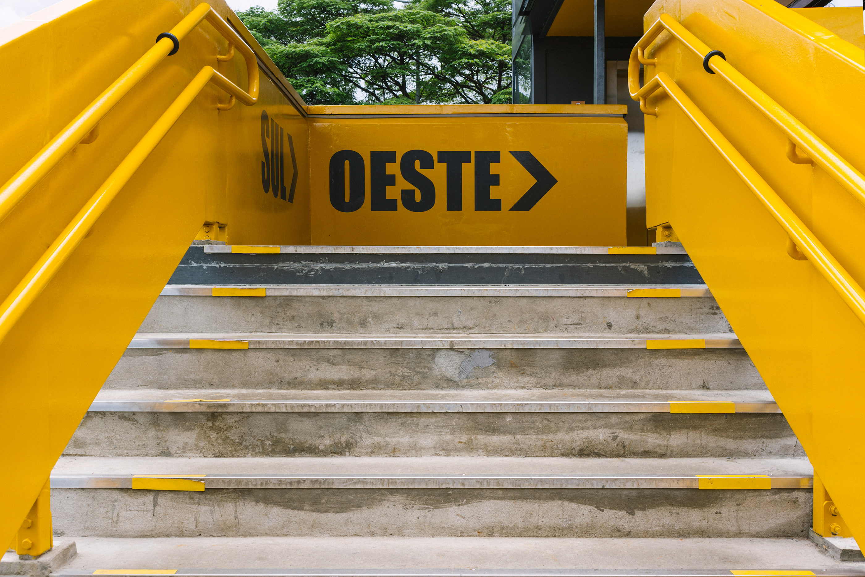 巴西圣保罗国际机场通道视觉设计-5